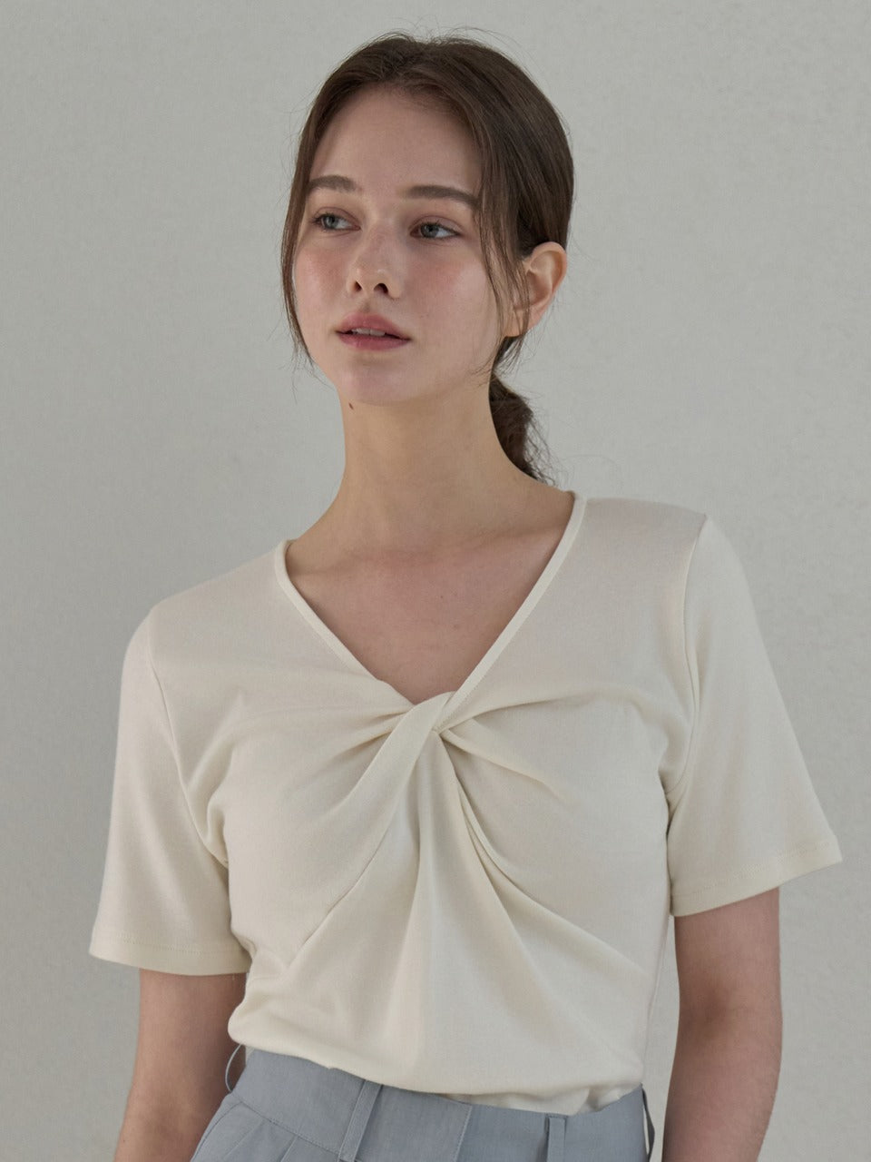 joorti-ss-25-half-twist-tshirt-cream-j1756