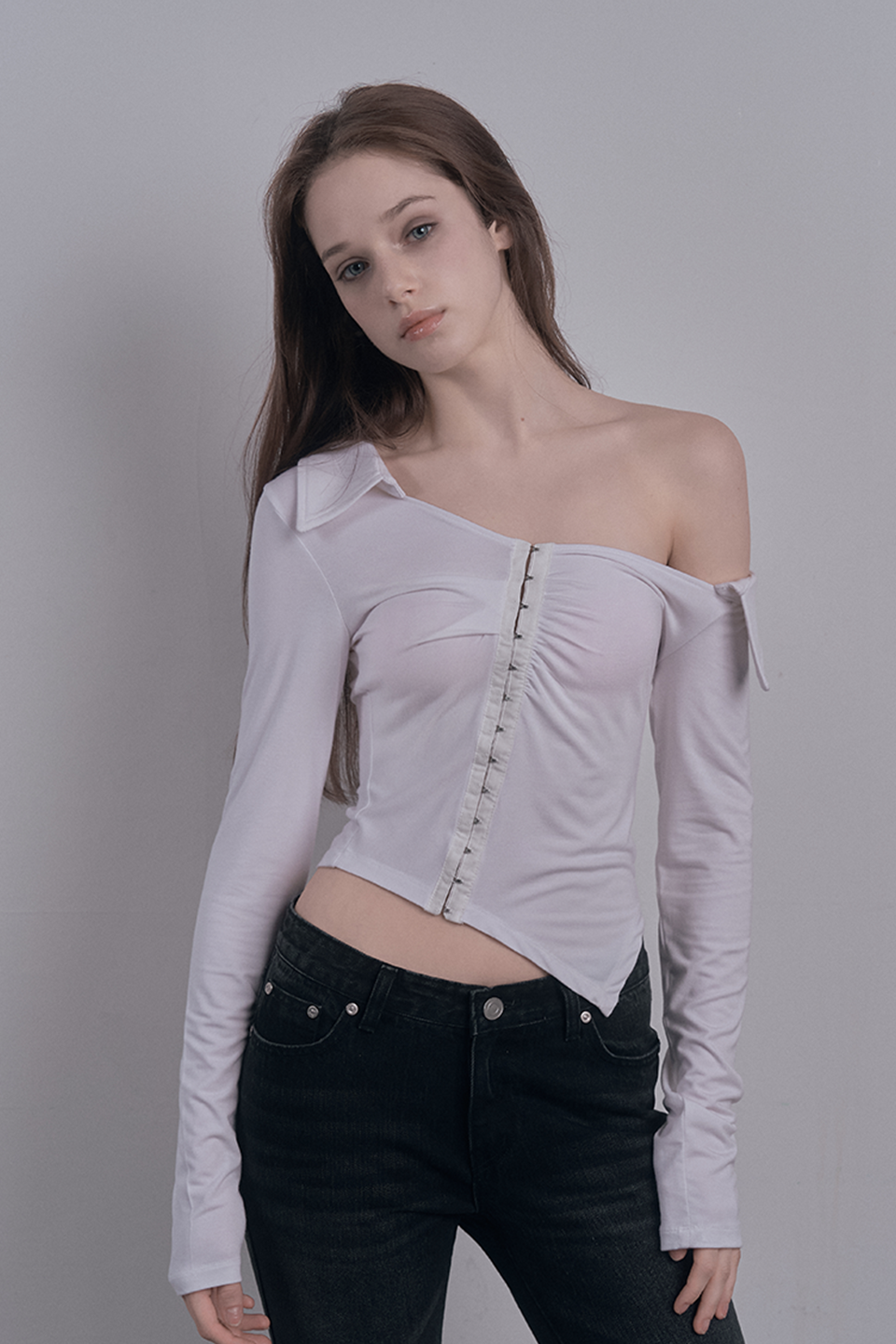 damio-fw-26-one-shoulder-shirring-collar-top-white-white-s