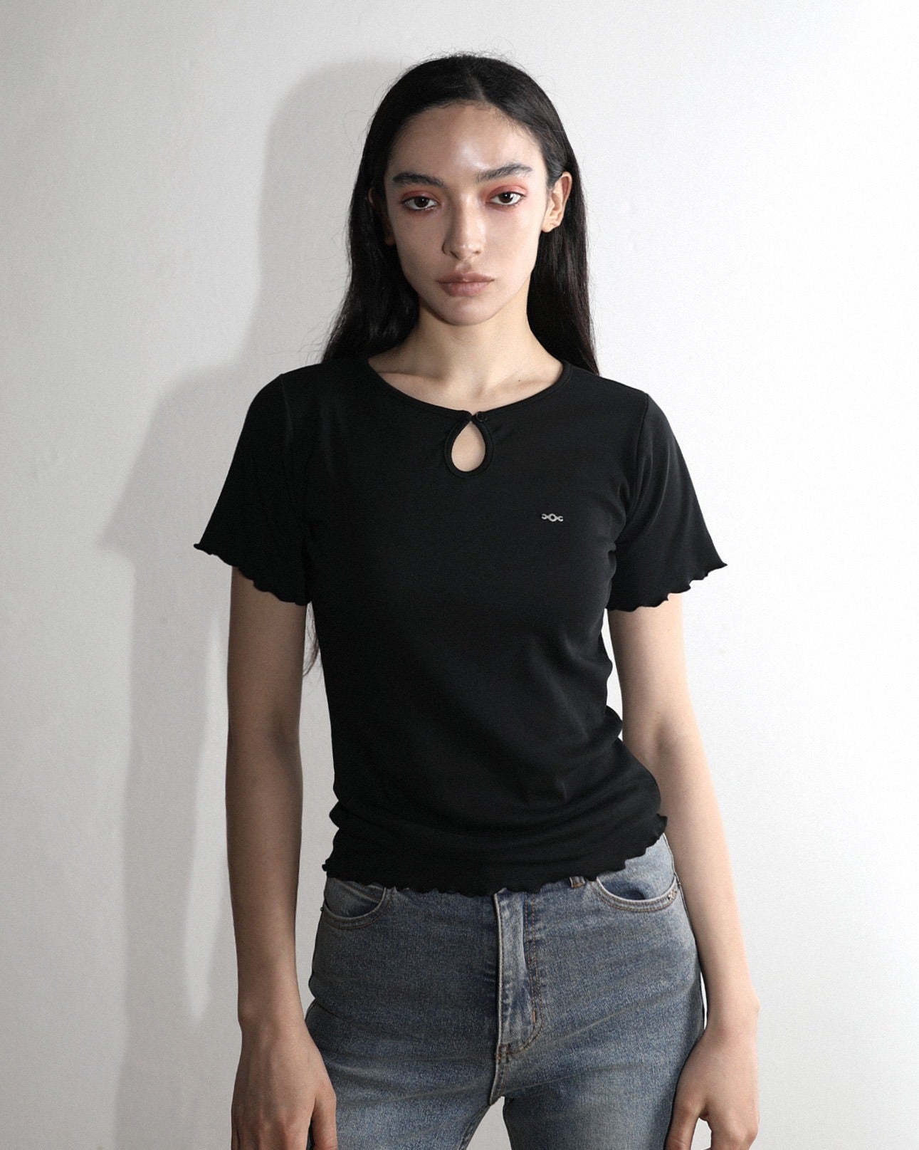 magoren-seoul-ss-25-metal-triclipse-keyhole-neckline-t-shirt-black-black-s
