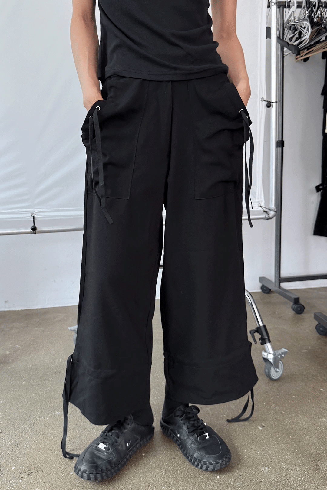 woohwa-ss-26-string-cargo-ankle-pants-black-s
