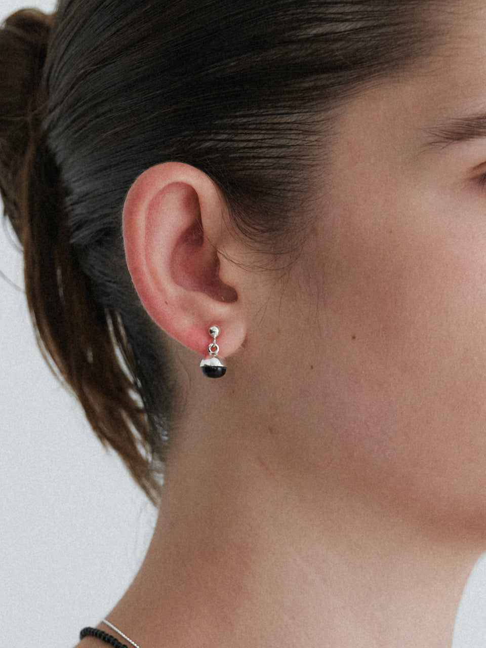 midnight-moment-fw-25-half-cap-onyx-earring-silver-s