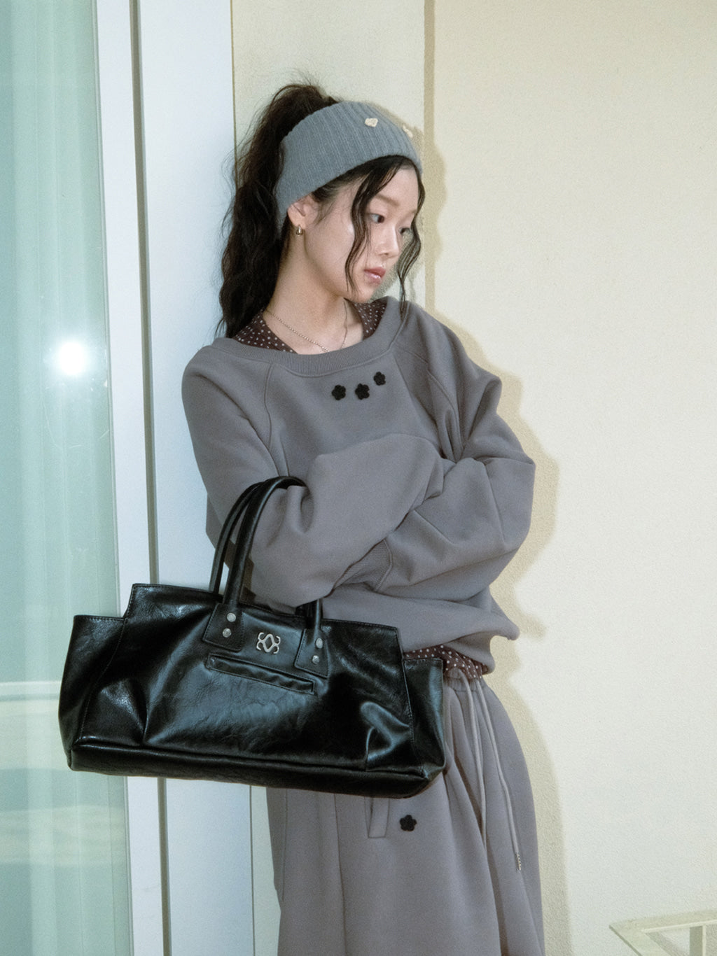 siweol107-ss-25-uneck-crochet-sweatshirt-(mocha)