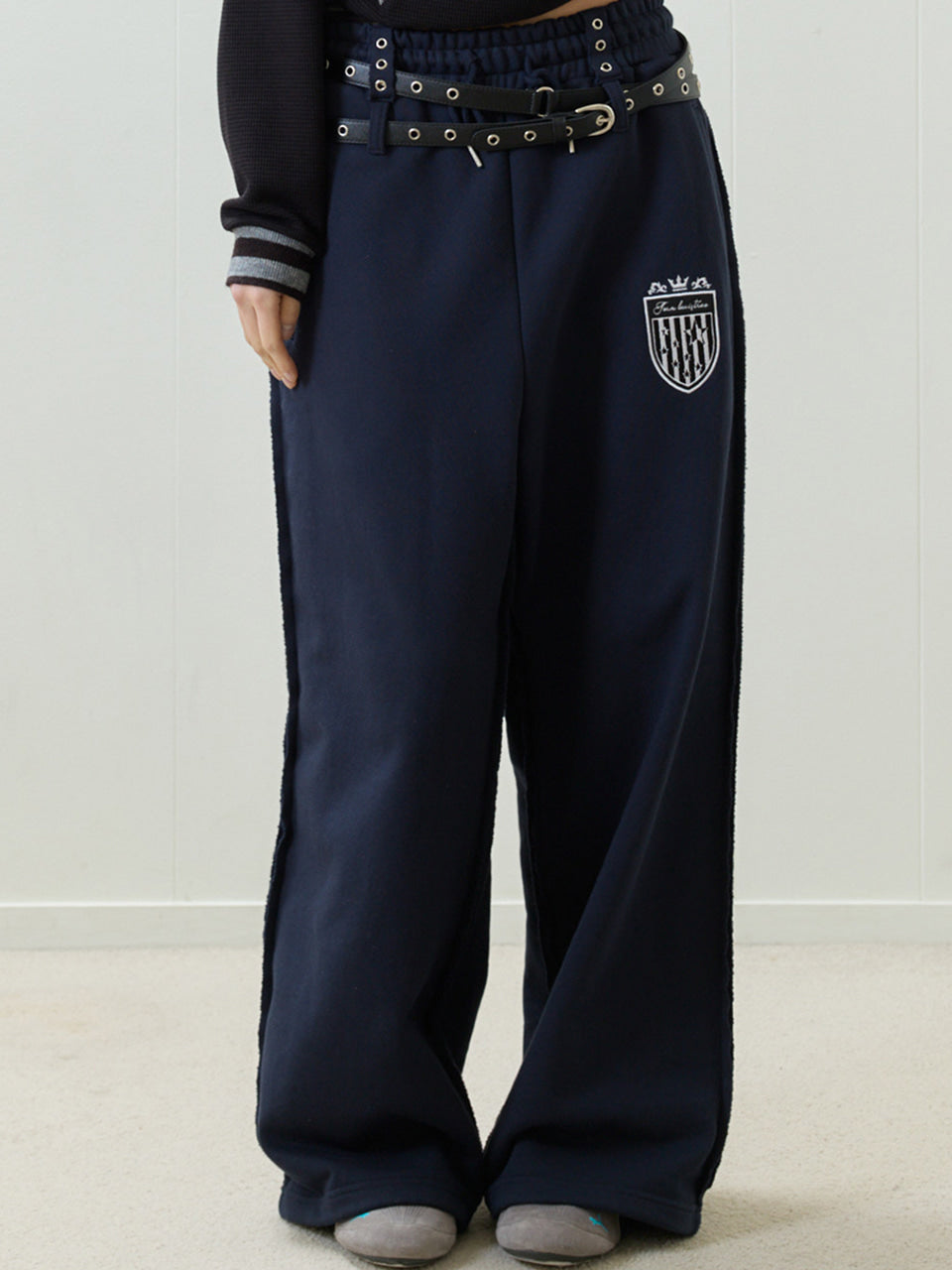 luv-is-true-ss-26-el-star-emblem-training-pants-navy-navy-s