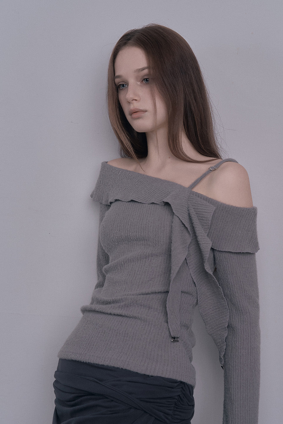damio-fw-26-ruffle-draped-off-shoulder-knit-top-gray-gray-s