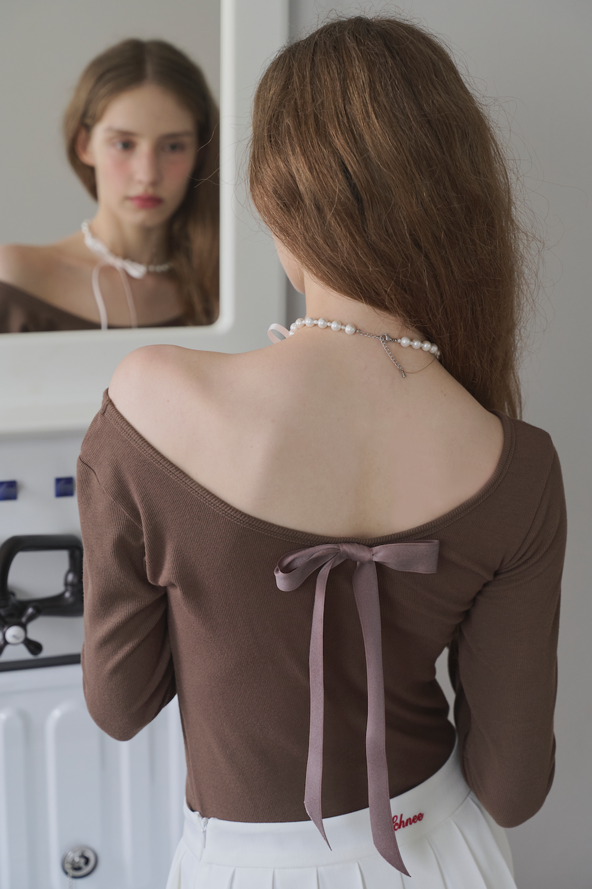 schnee-fw-25-scoop-back-ribbon-t-shirt-off-shoulder-downtown-brown-downtown-brown-s