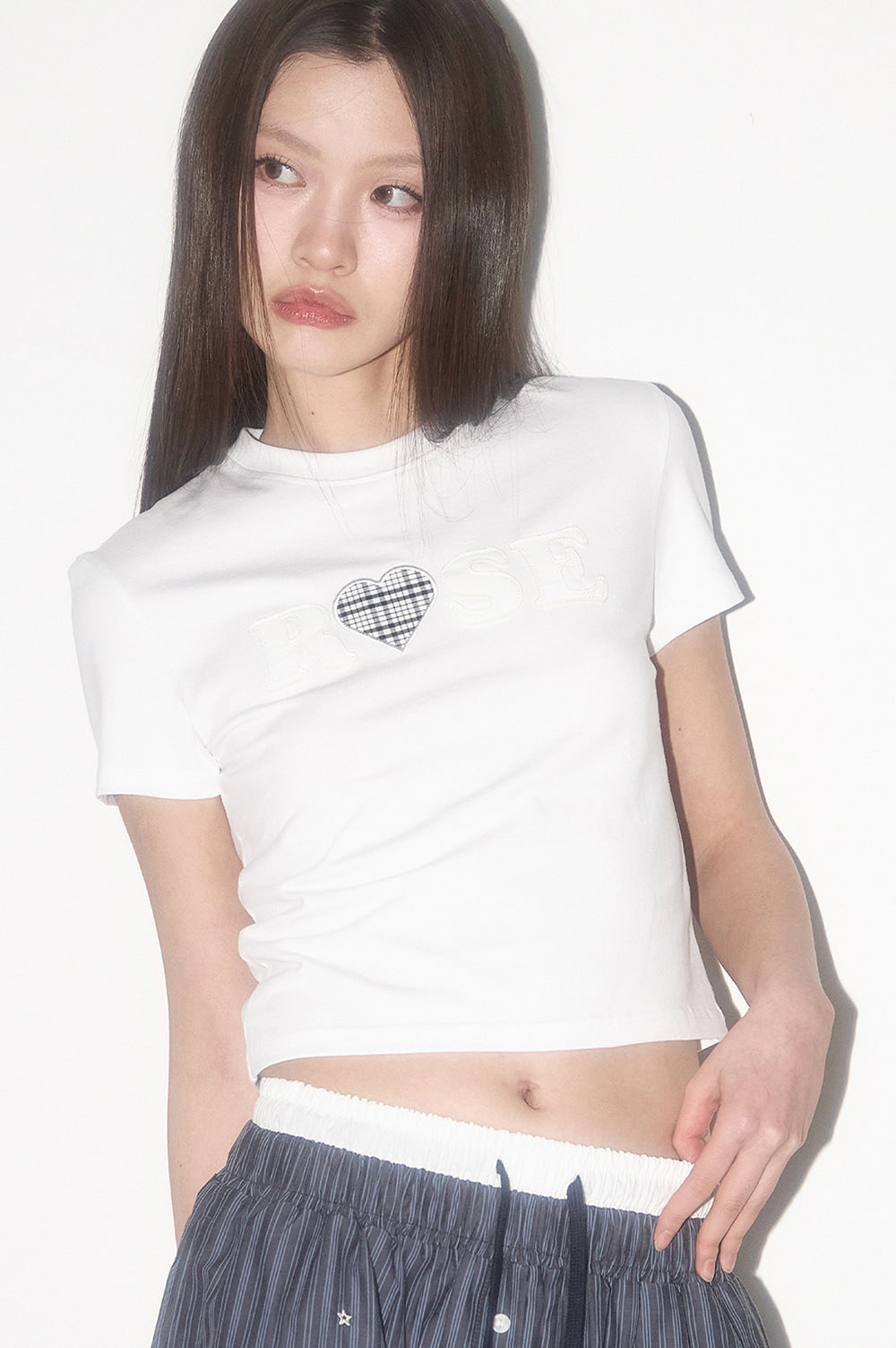 illigo-ss-25-rose-check-heart-fitted-tshirt-white-black