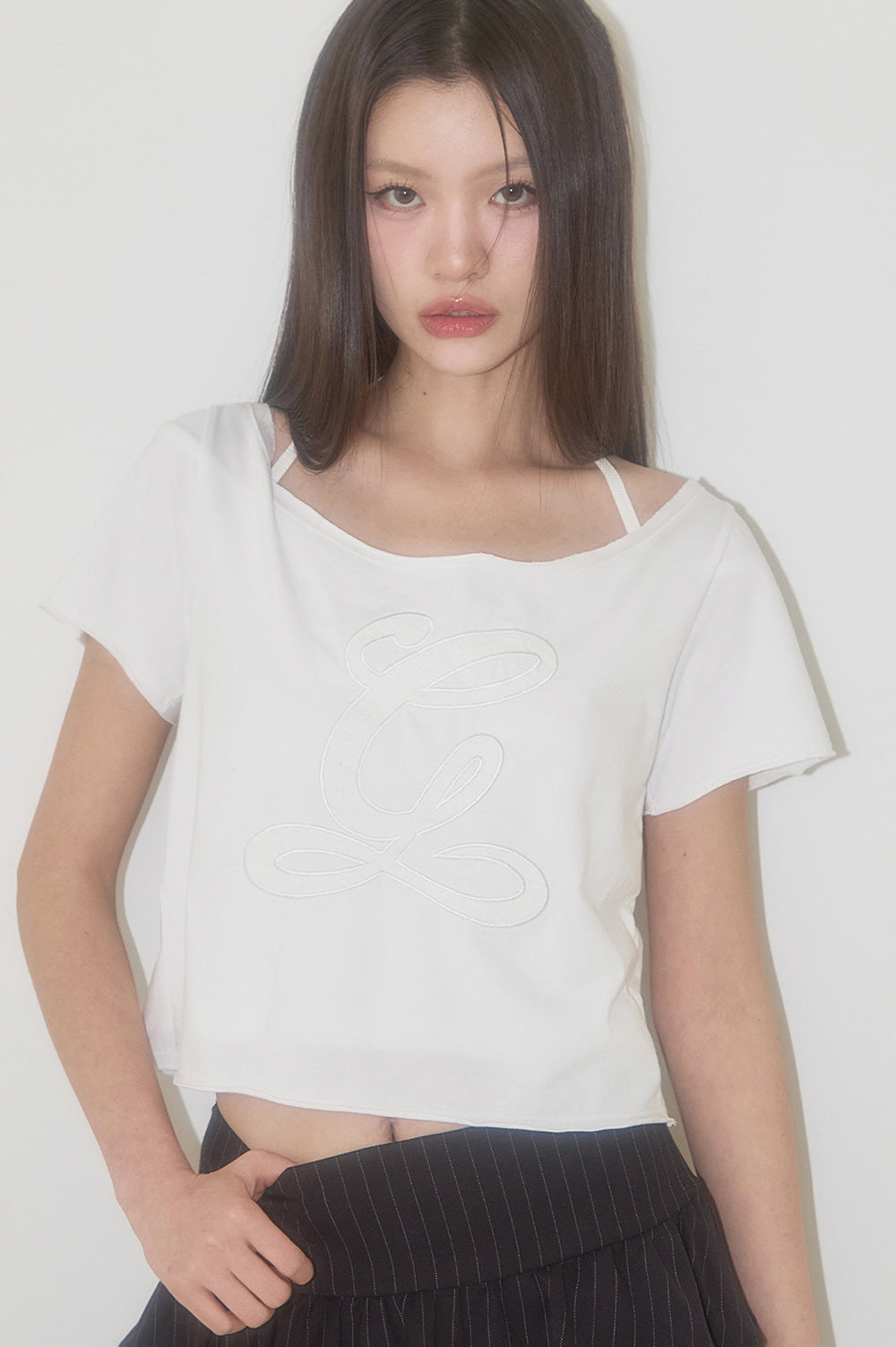 illigo-ss-25-punching-logo-offshoulder-top-white
