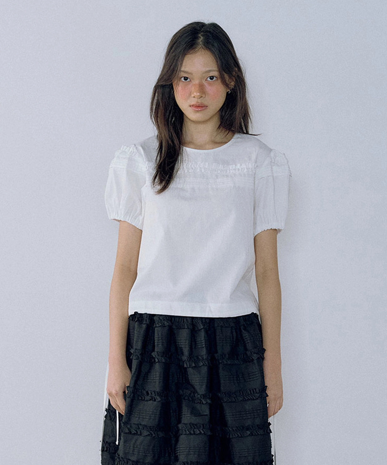 hokuspokus-ss-25-tuck-and-frill-puff-blousewhite-black-s