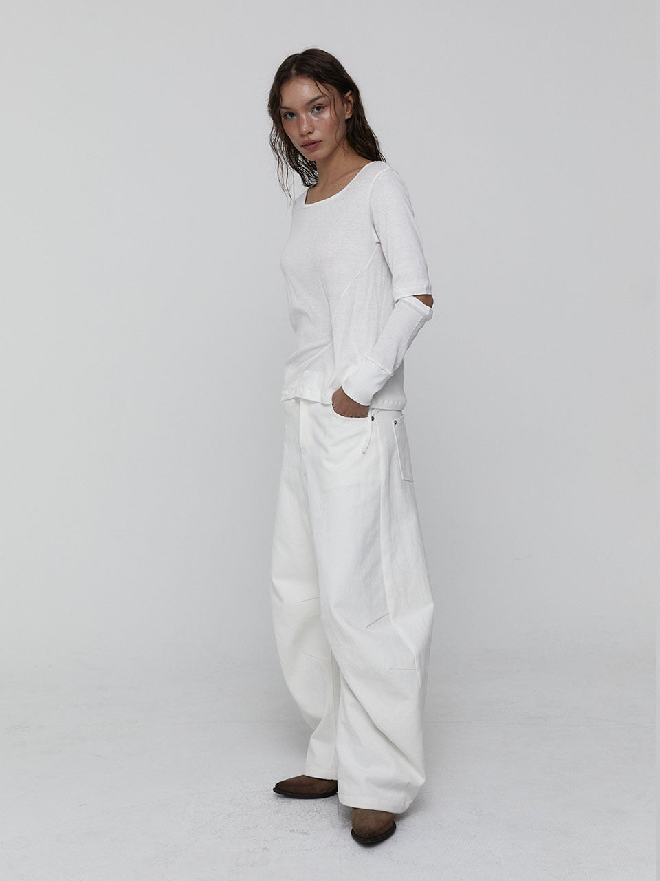 visus-ss-25-curved-cotton-pants_white