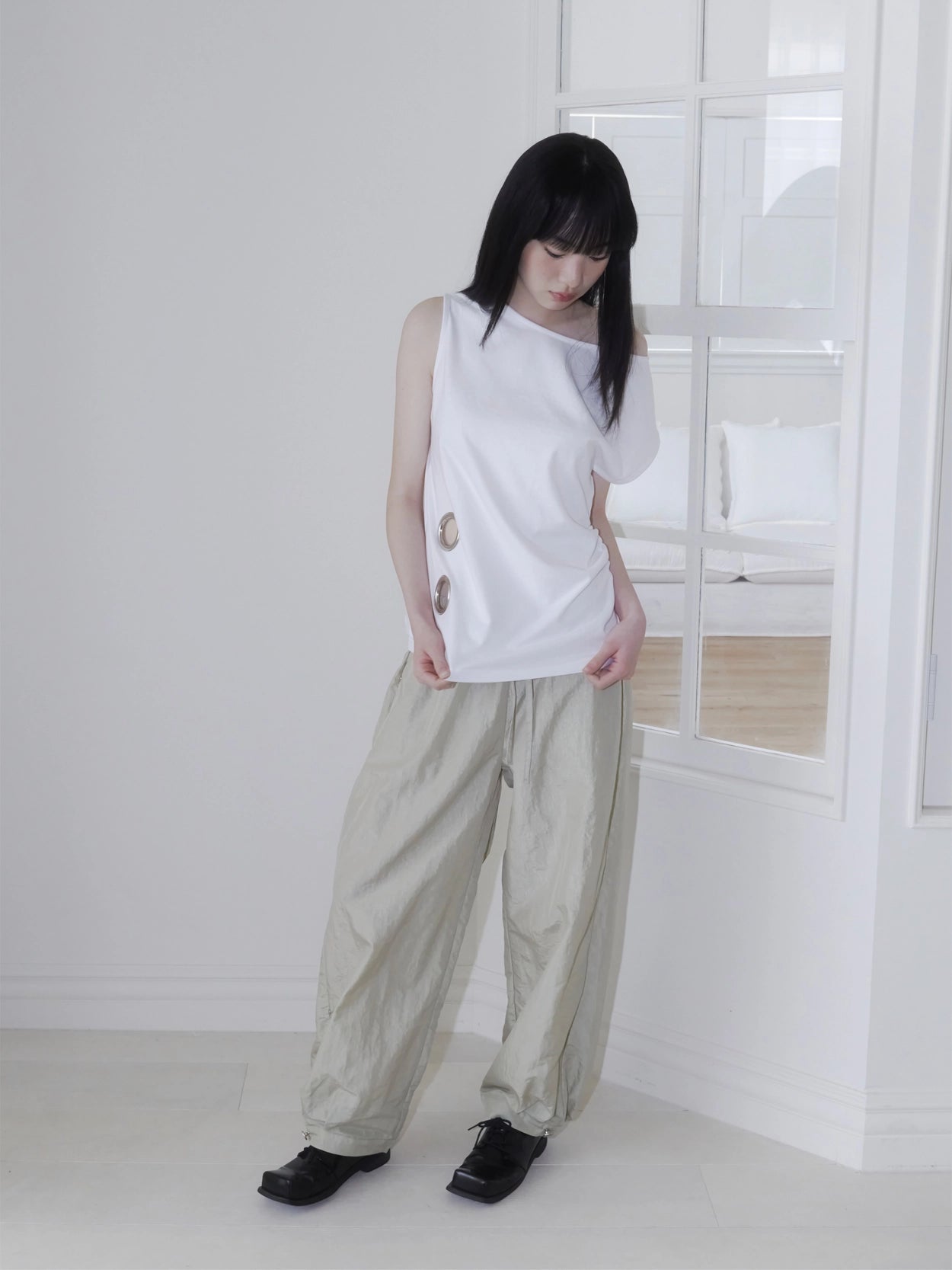 onska-ss-25-nylon-stud-pintuck-pants-(sand-beige)