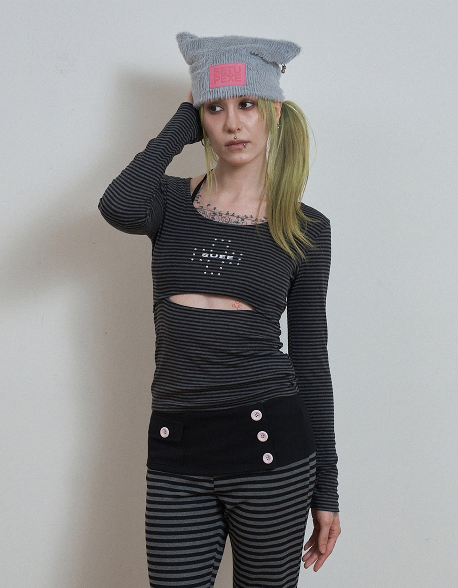 setup-exe-fw-26-striped-u-neck-slit-tee-black-black-s