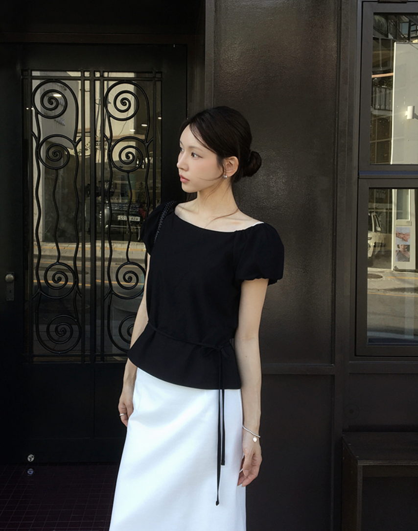 JOORTI Classic puff boat neck blouse black