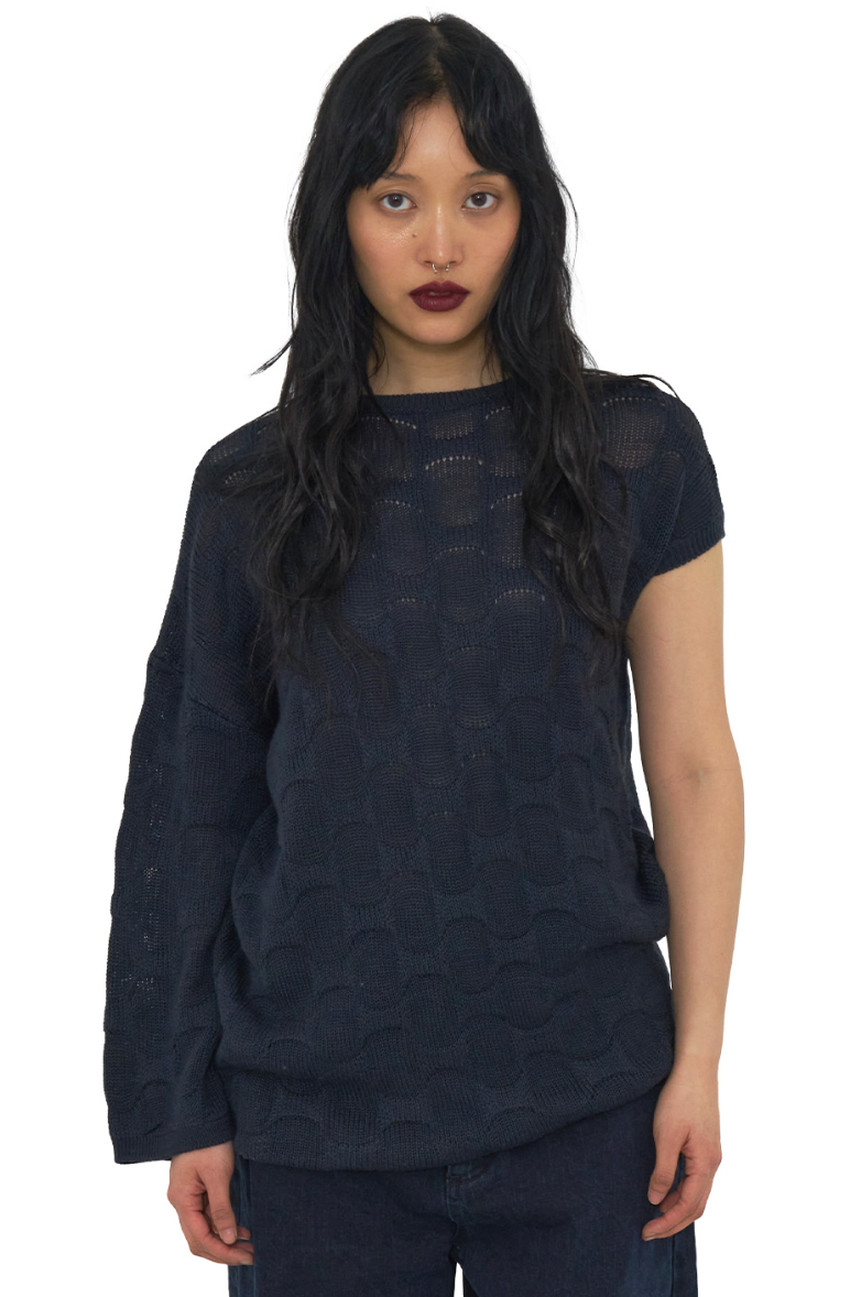 ODLY WORKSHOP Asymmetric sleeve sweater dense