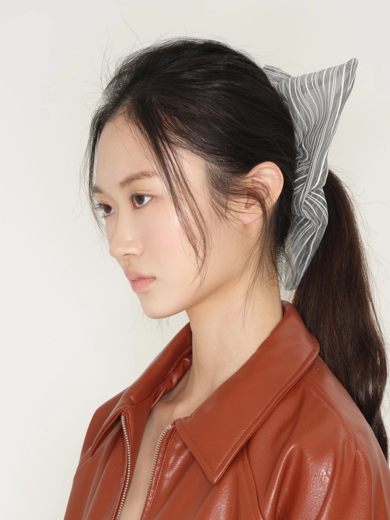 lolla-seasonless-structured-flow-scrunchie-(gray)