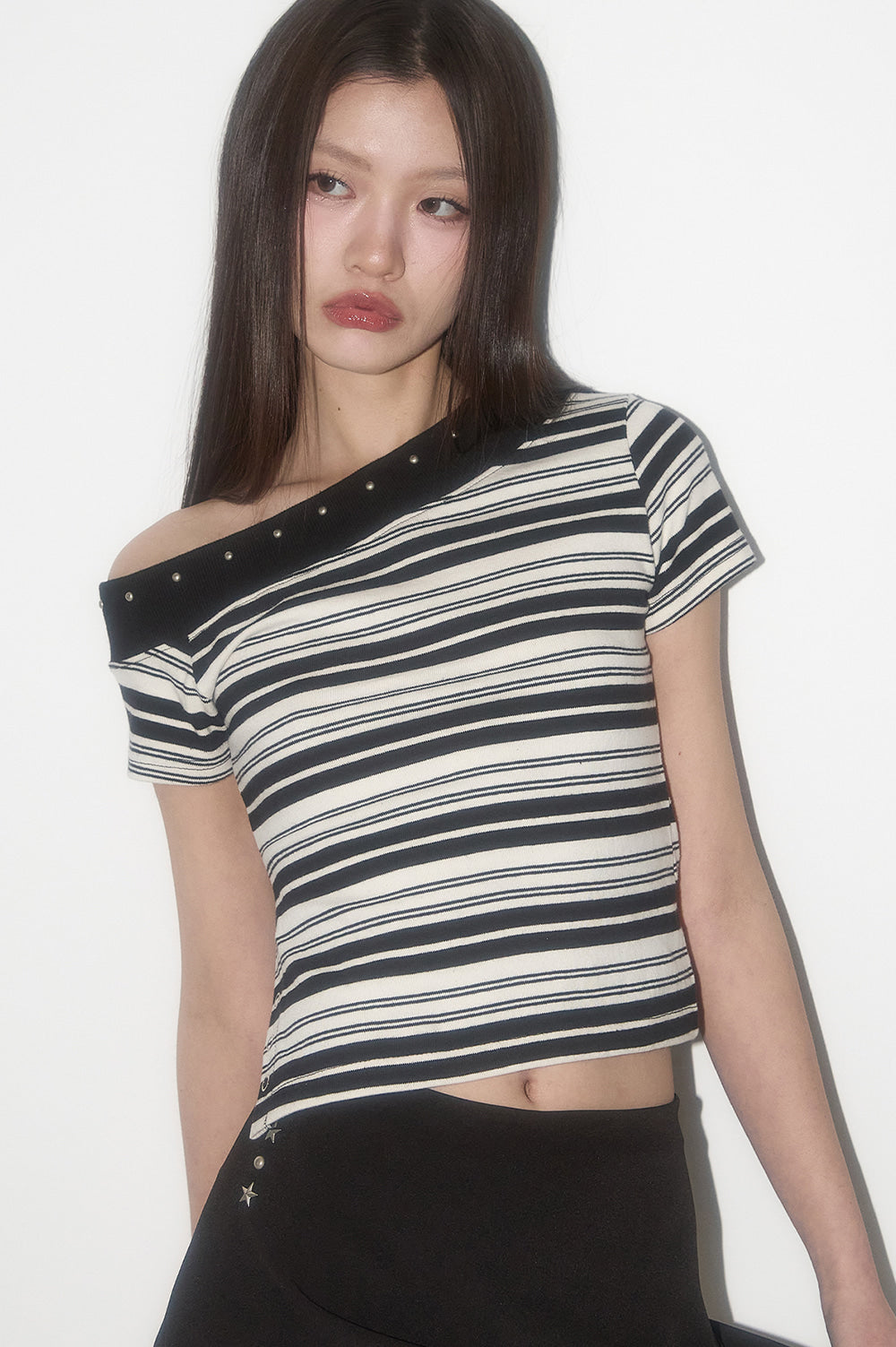 illigo-ss-25-one-shoulder-stud-stripe-top-black-ivory