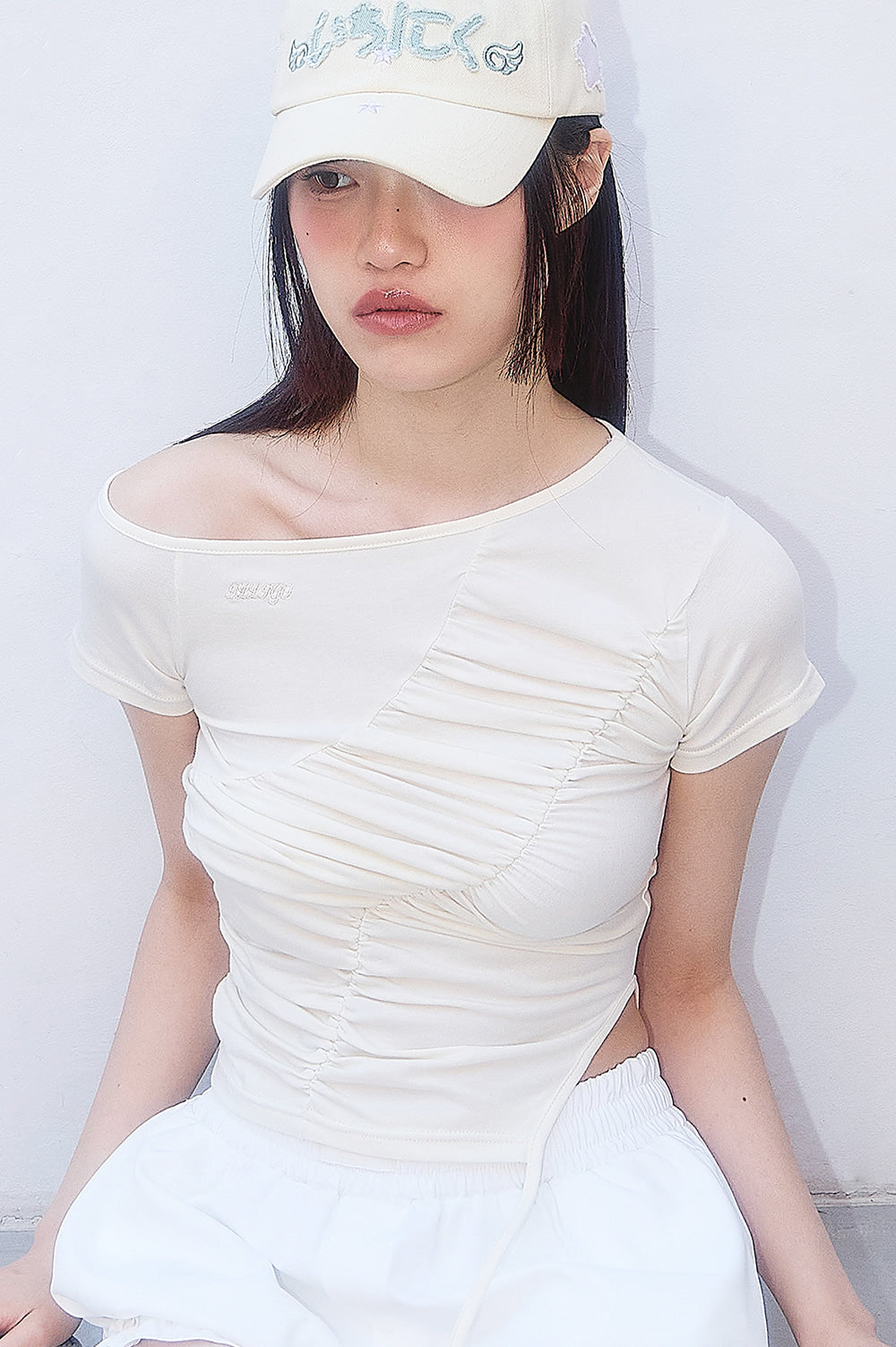 illigo-ss-25-oneshoulder-cutout-shirring-top-cream