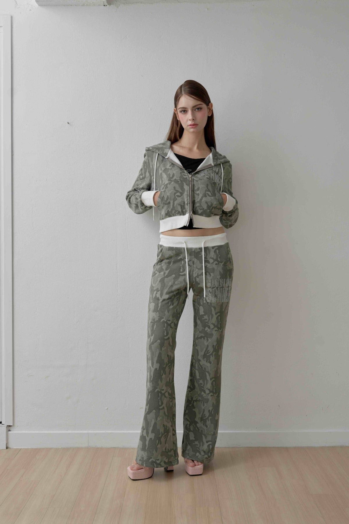 schnee-fw-25-baby-camo-bootcut-sweat-pants-khaki-bebe-khaki-bebe-s