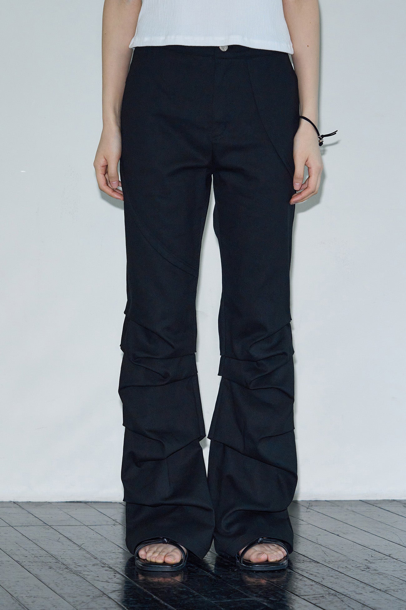 sis-a-ss-25-irregular-cotton-flare-tuck-pants-/-black