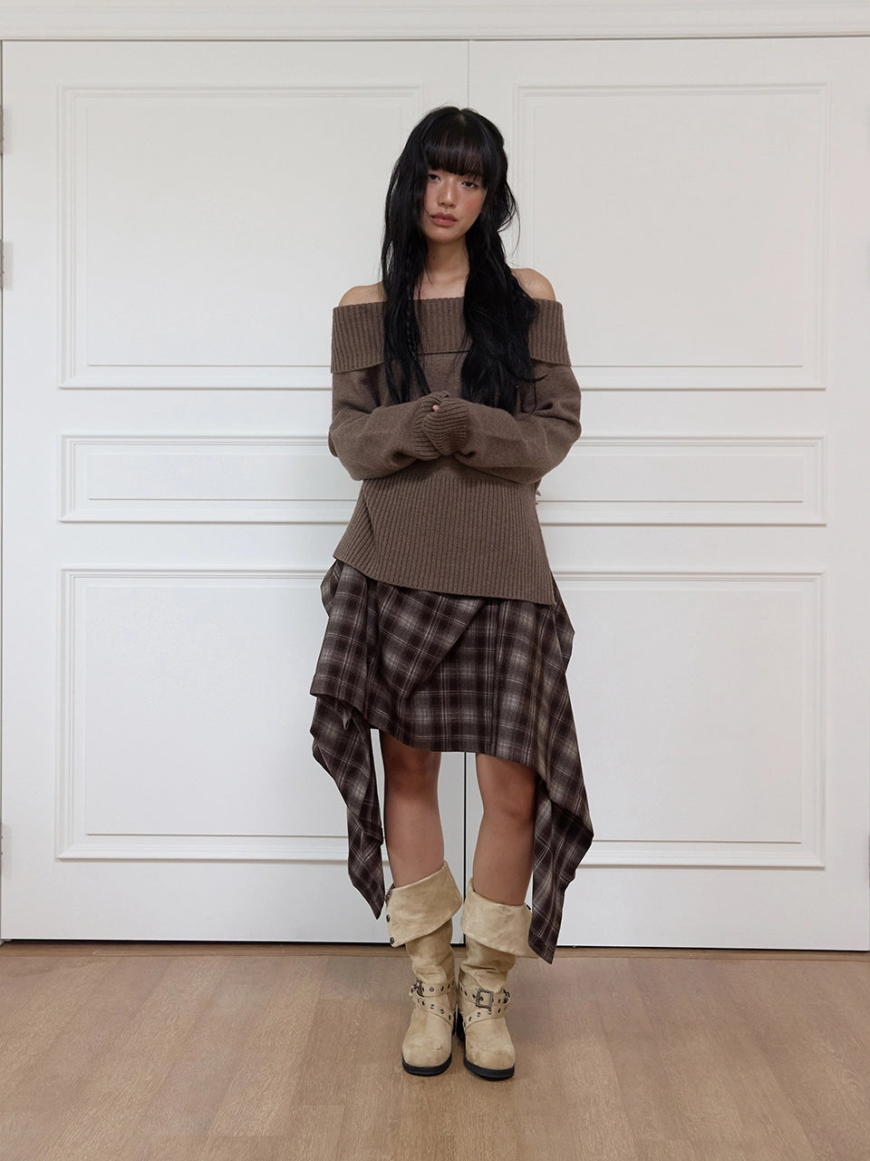 meenderi-fw-25-folded-off-shoulder-knit-brown-brown-s