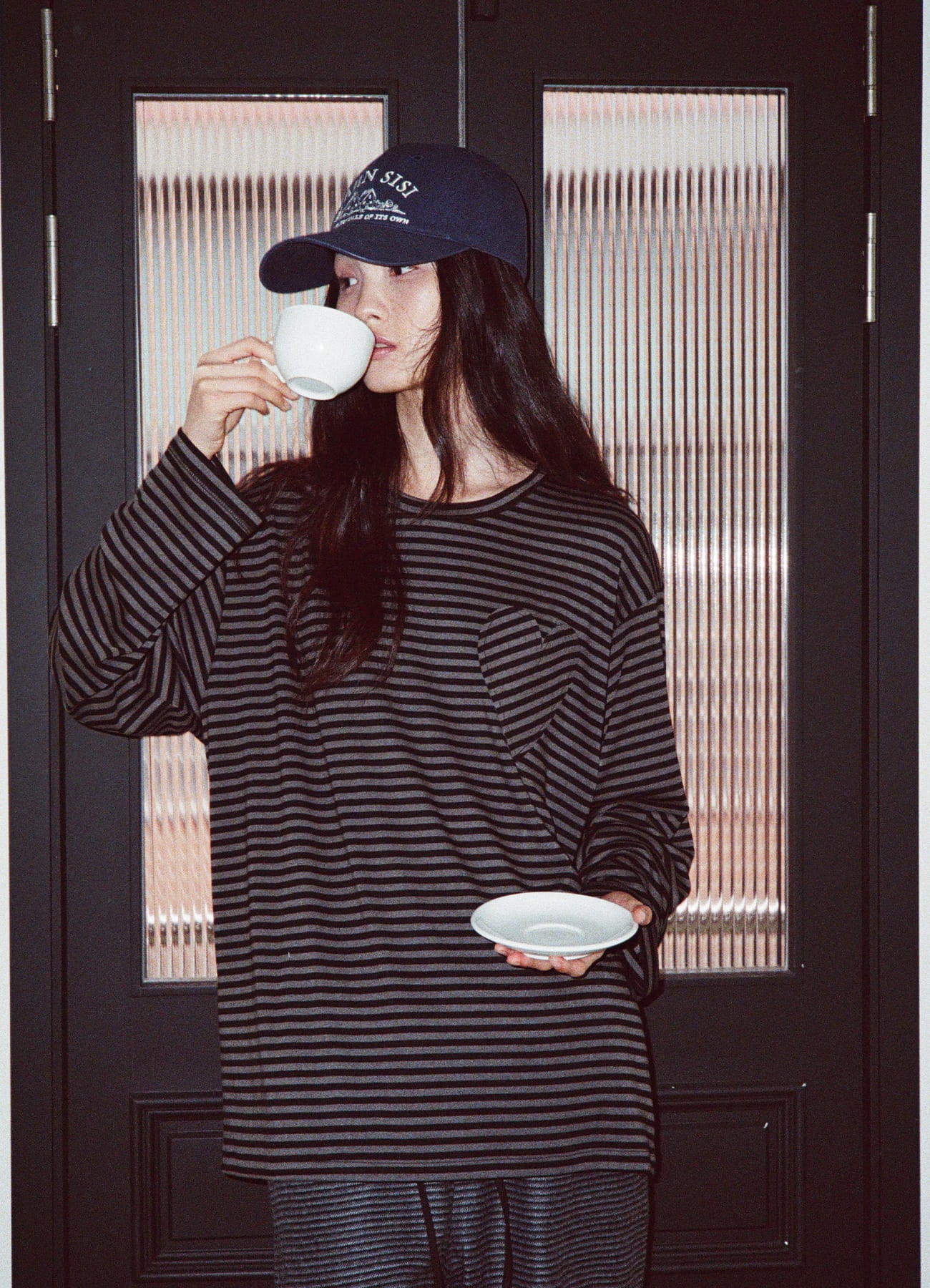 yahn-sisi-fw-25-heart-patch-stripe-long-sleeve-charcoal-charcoal-s