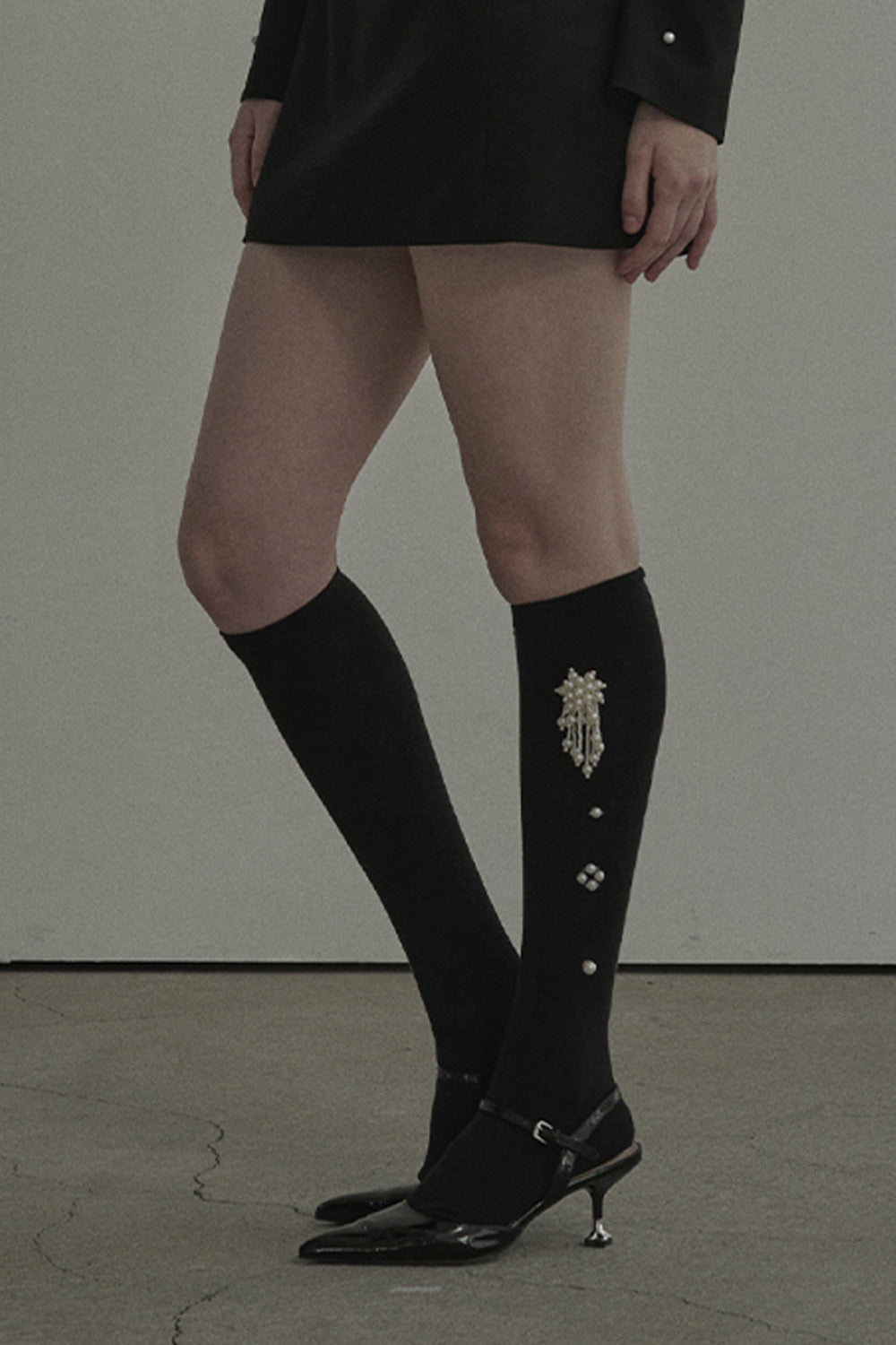mausoleum-ss-25-pearl-knee-socksblack,grey