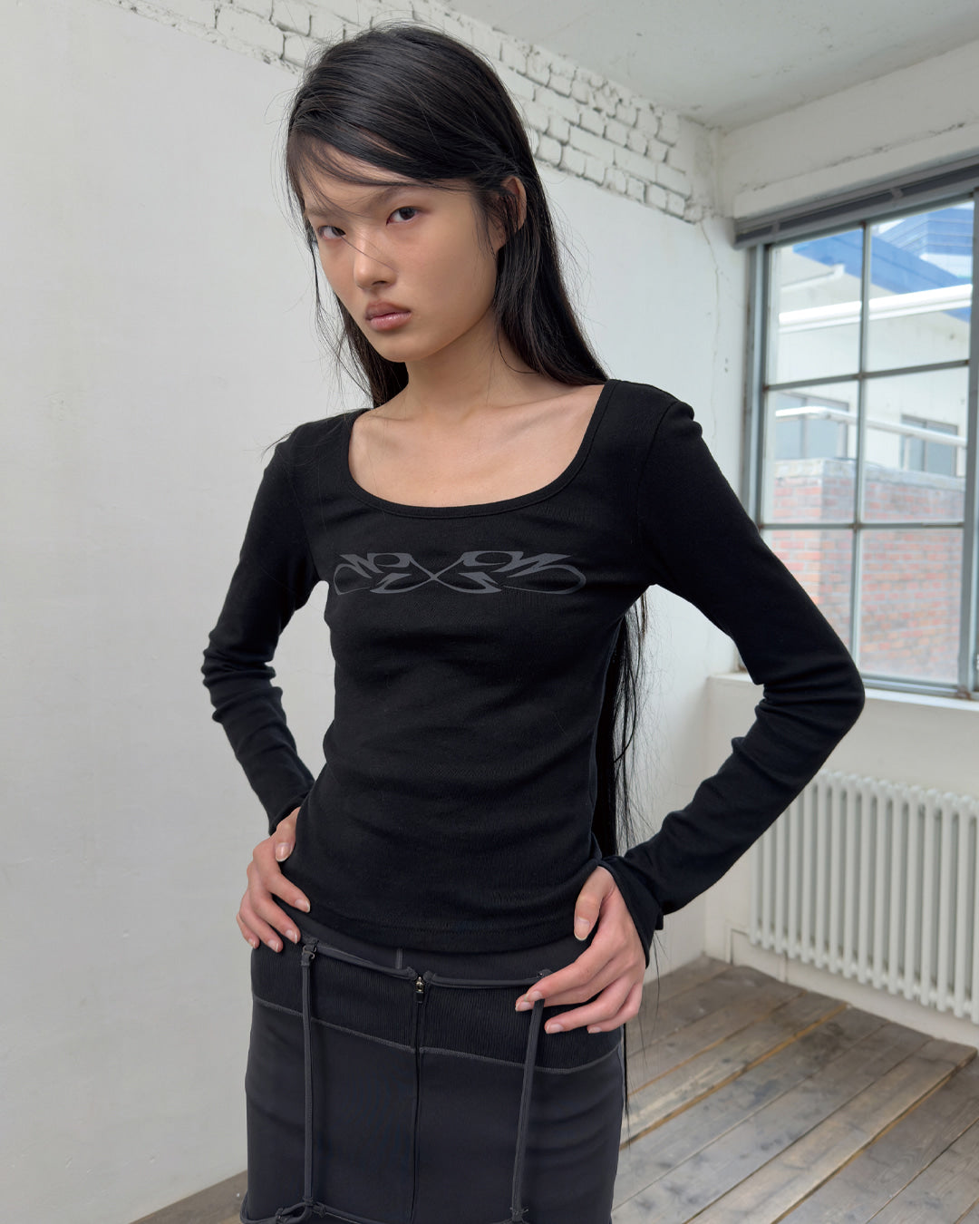 porterna-fw-25-graphic-u-neck-long-sleeve-t-shirt-black-black-s