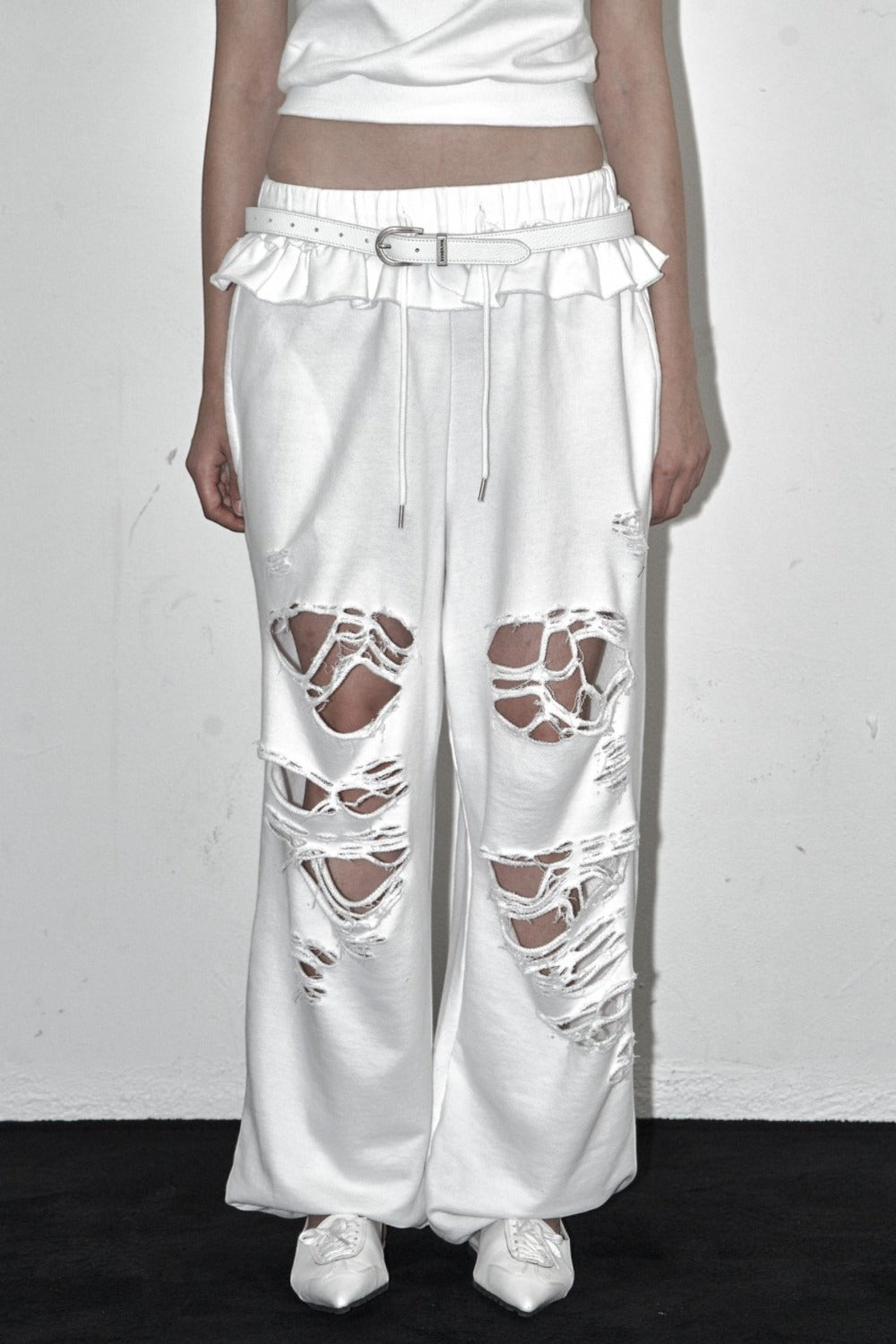 synerjyn-ss-26-distressed-frill-sweat-pants-white-white-s