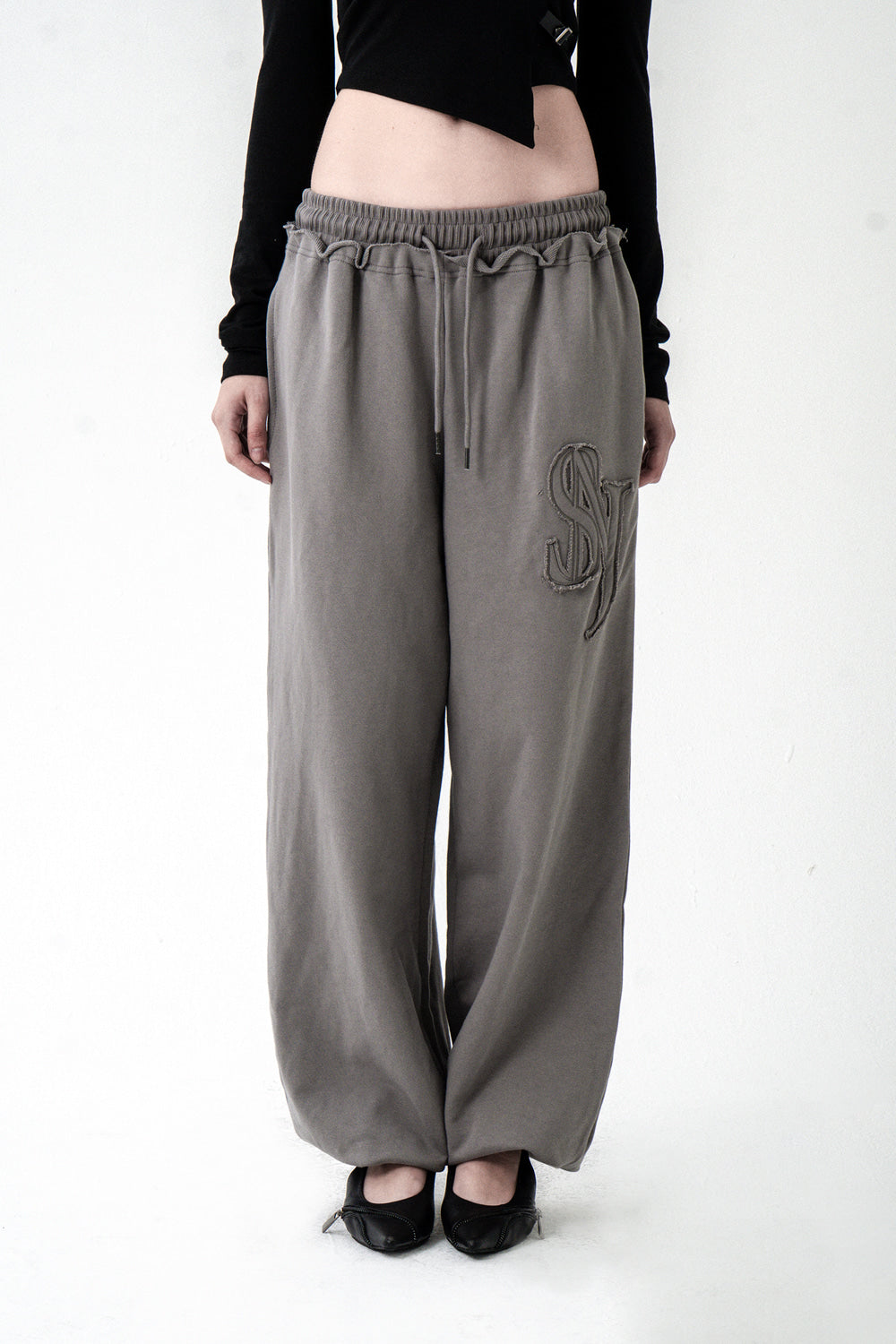 synerjyn-fw-25-patch-cut-off-sweatpants-gray-gray-s