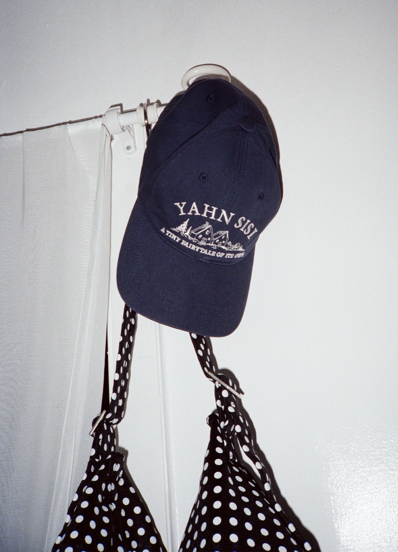 yahn-sisi-fw-25-yansisi-village-ball-cap-navy-navy-s