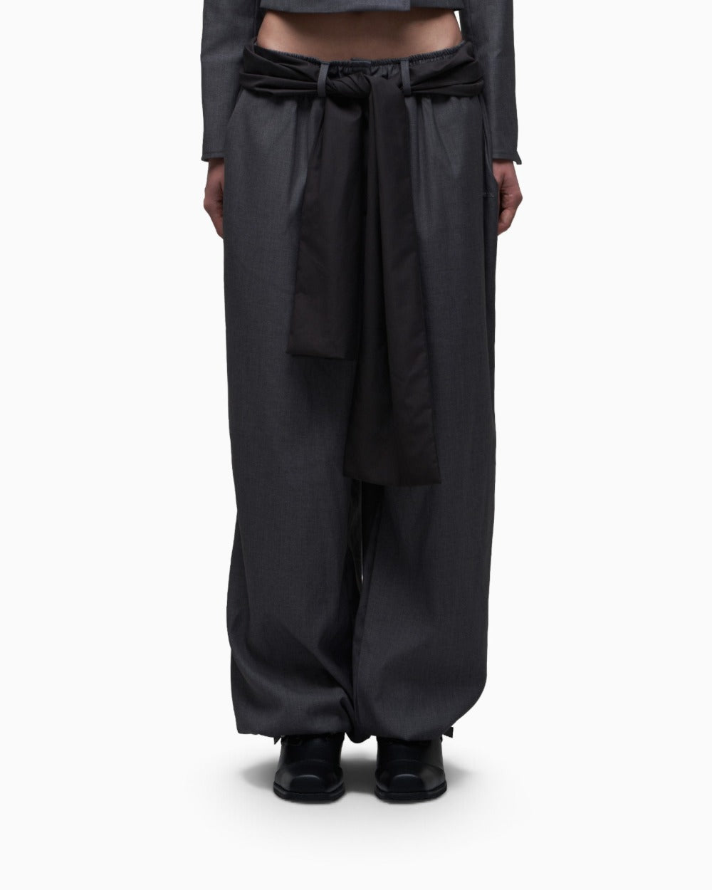synerjyn-fw-26-strap-tailored-jogger-pants-charcoal-charcoal-s