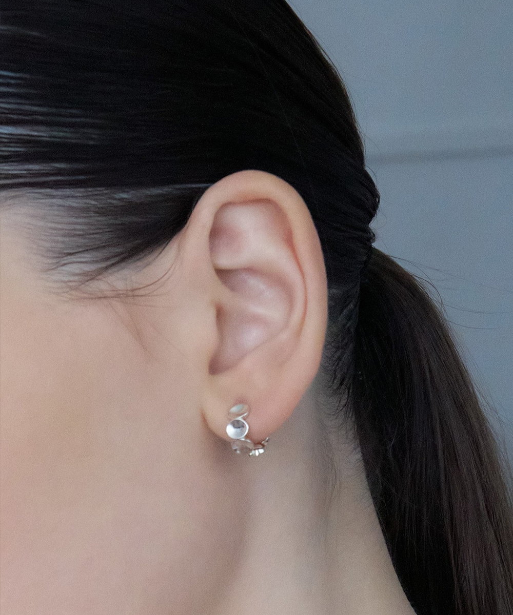 xanadu-fw-25-halo-earring-silver-black-s