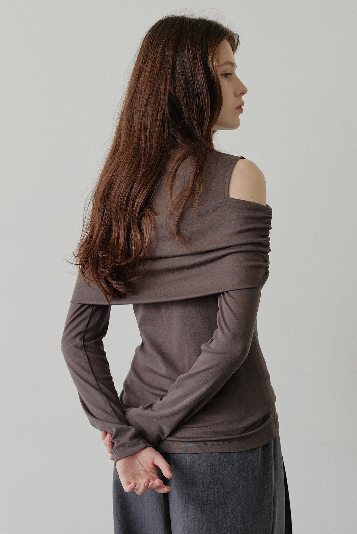 makeatoast-fw-26-off-shoulder-turtleneck-t-shirt-khaki-khaki-s