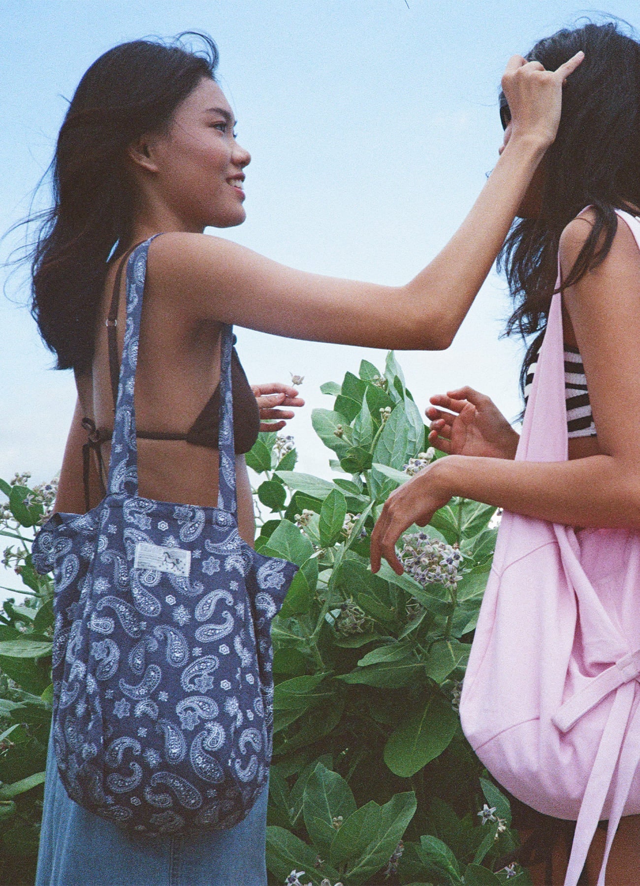 yahn-sisi-ss-25-twoway-day-bag-paisley-navy