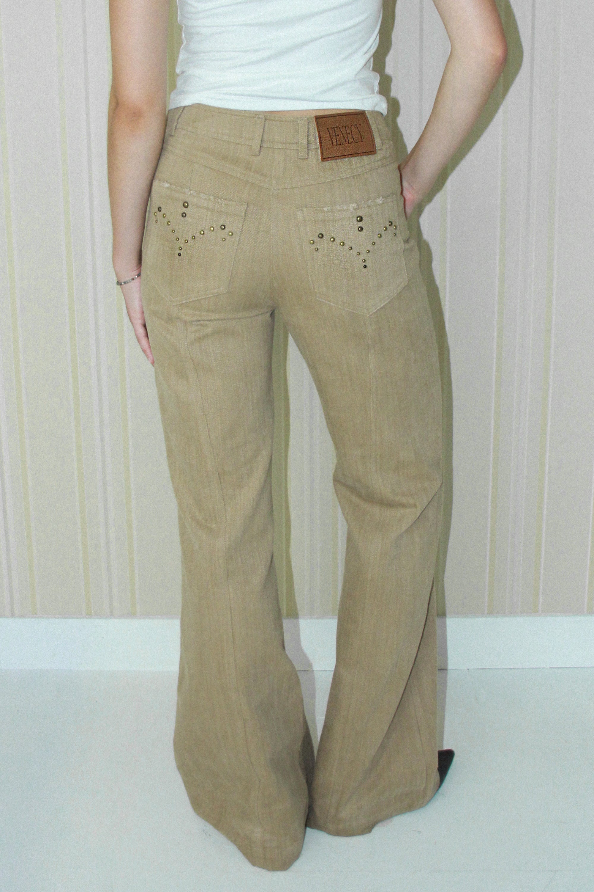 venecy-fw-25-washed-stud-bootscut-white-s