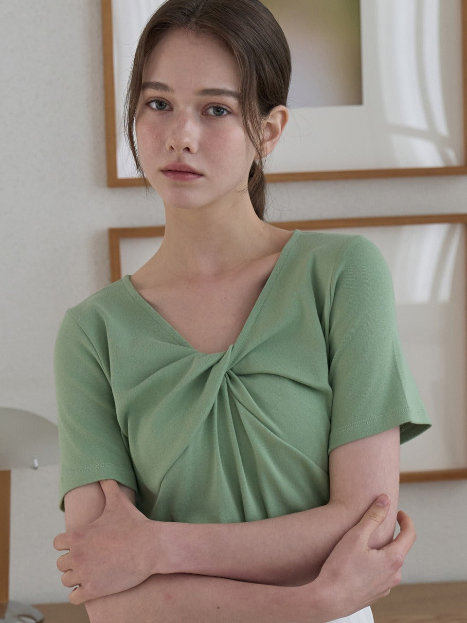 joorti-ss-25-half-twist-tshirt-greenery-j1755