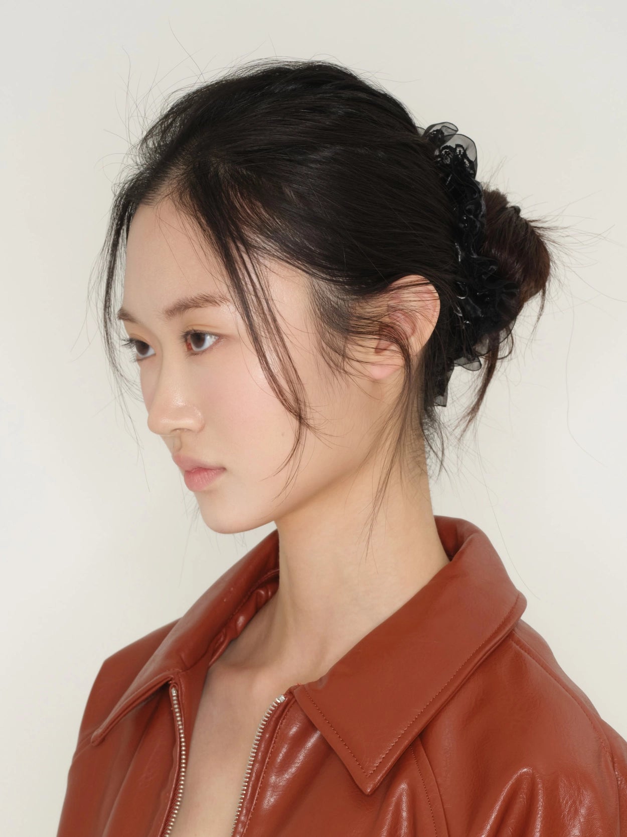 lolla-seasonless-soft-glint-scrunchie-(black)