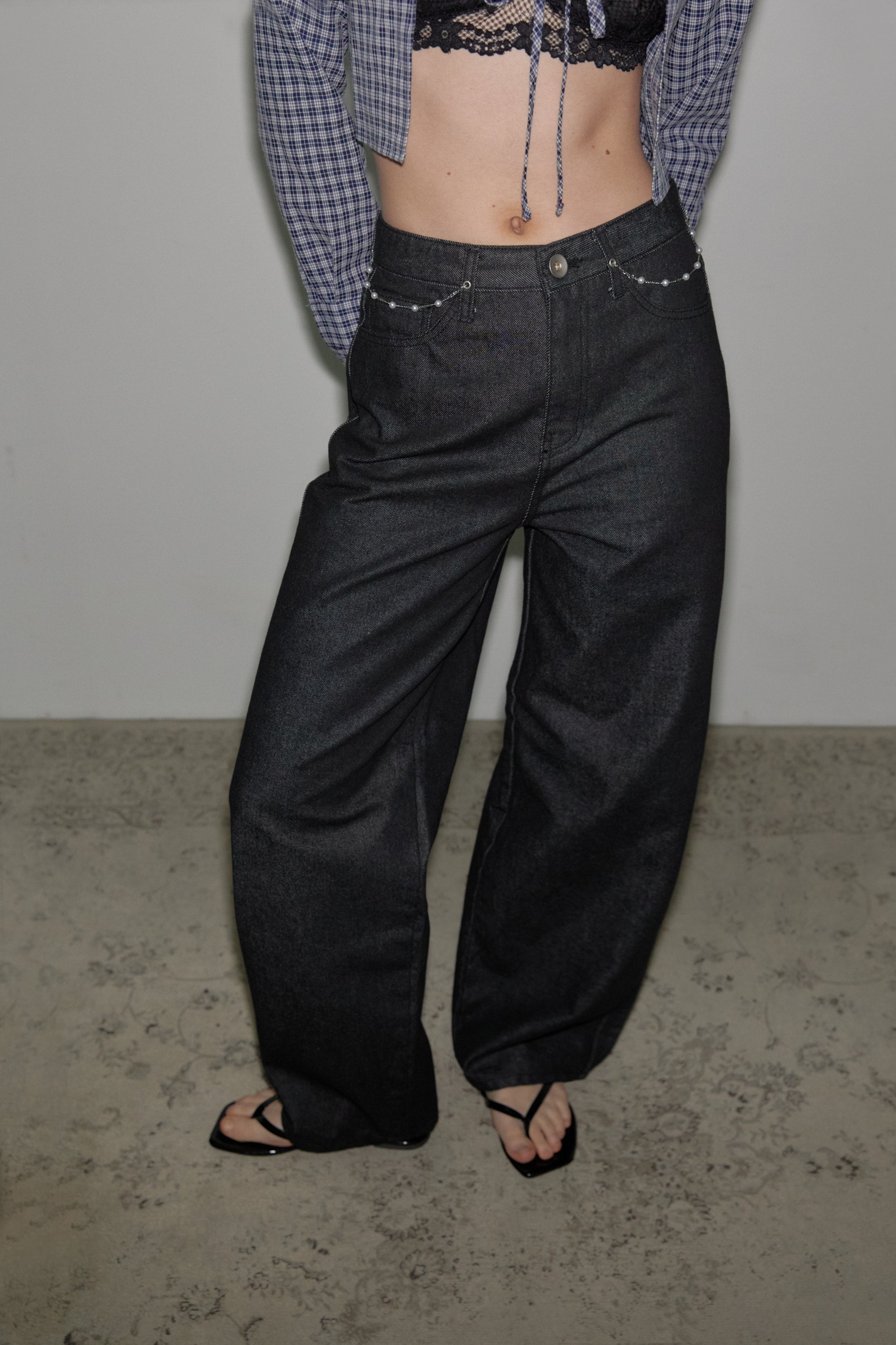 venecy-ss-25-pearl-chain-wide-denim-black