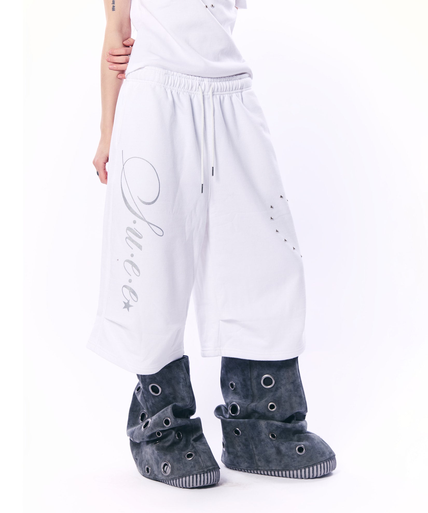 setup-exe-ss-26-heart-stud-logo-bermuda-pants-white-white-s