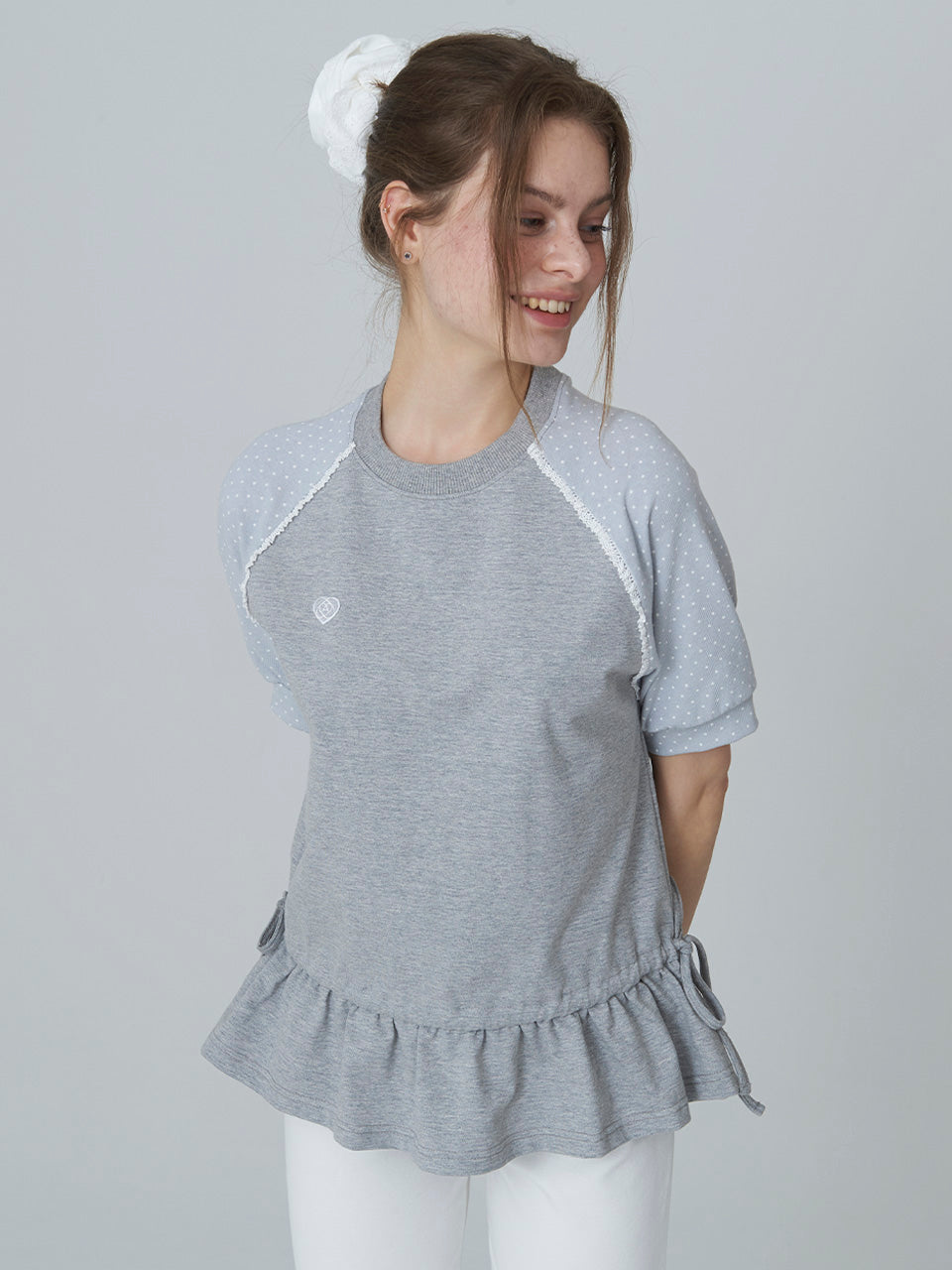 adorebelle-ss-25-wappen-dot-frill-raglan-tshirt-gray