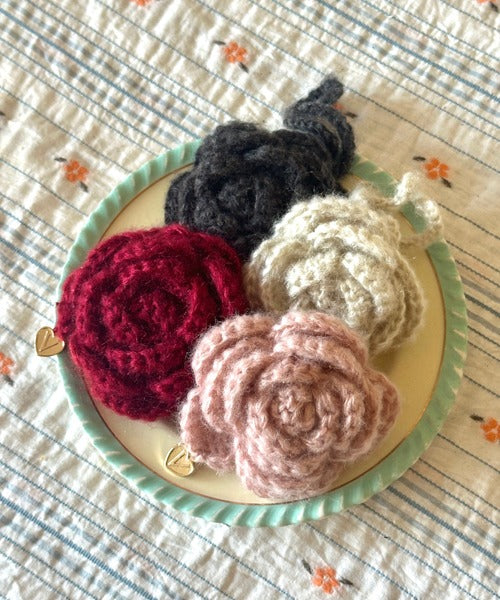 vonong-fw-25-rose-knit-keyring-ivory-s