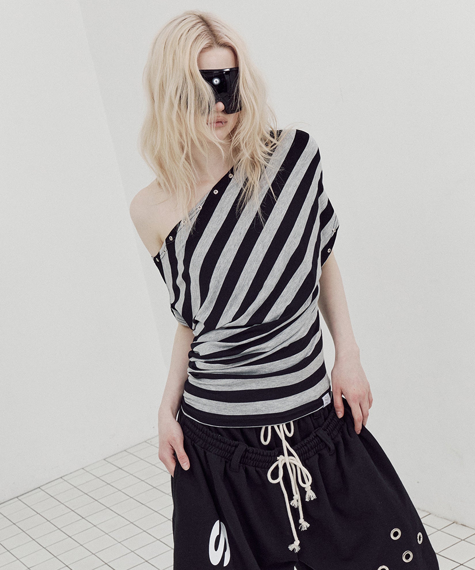 steup-exe-ss-26-stripe-eyelet-drape-top-black-black-s