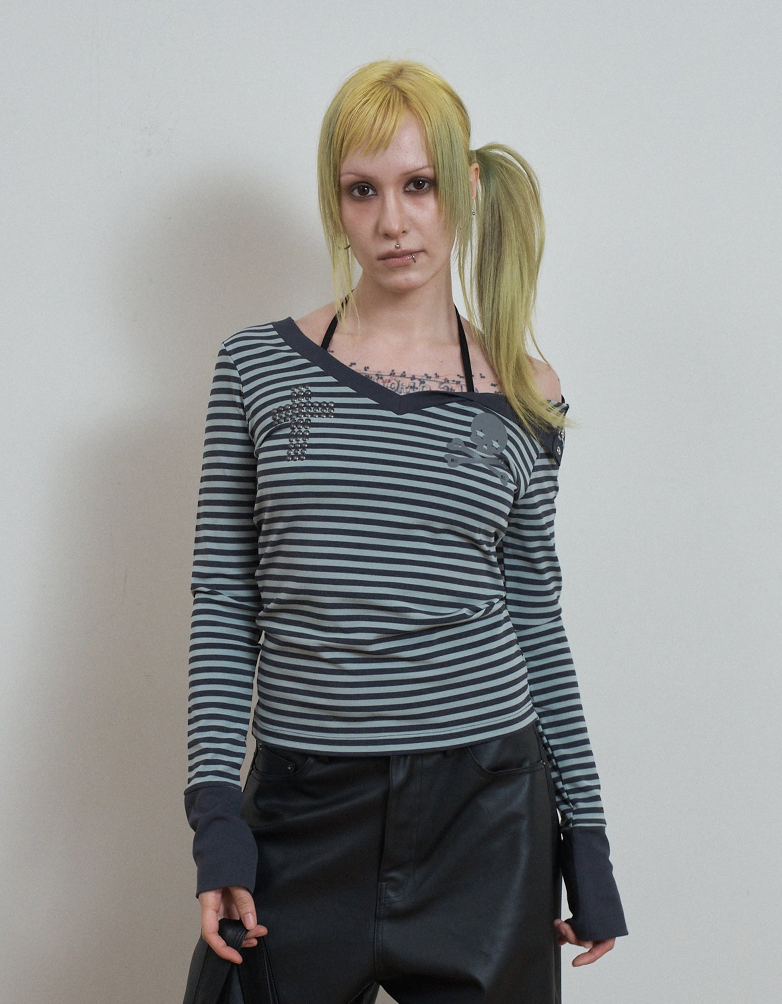 setup-exe-fw-26-skull-logo-stripe-v-neck-top-mint-mint-s