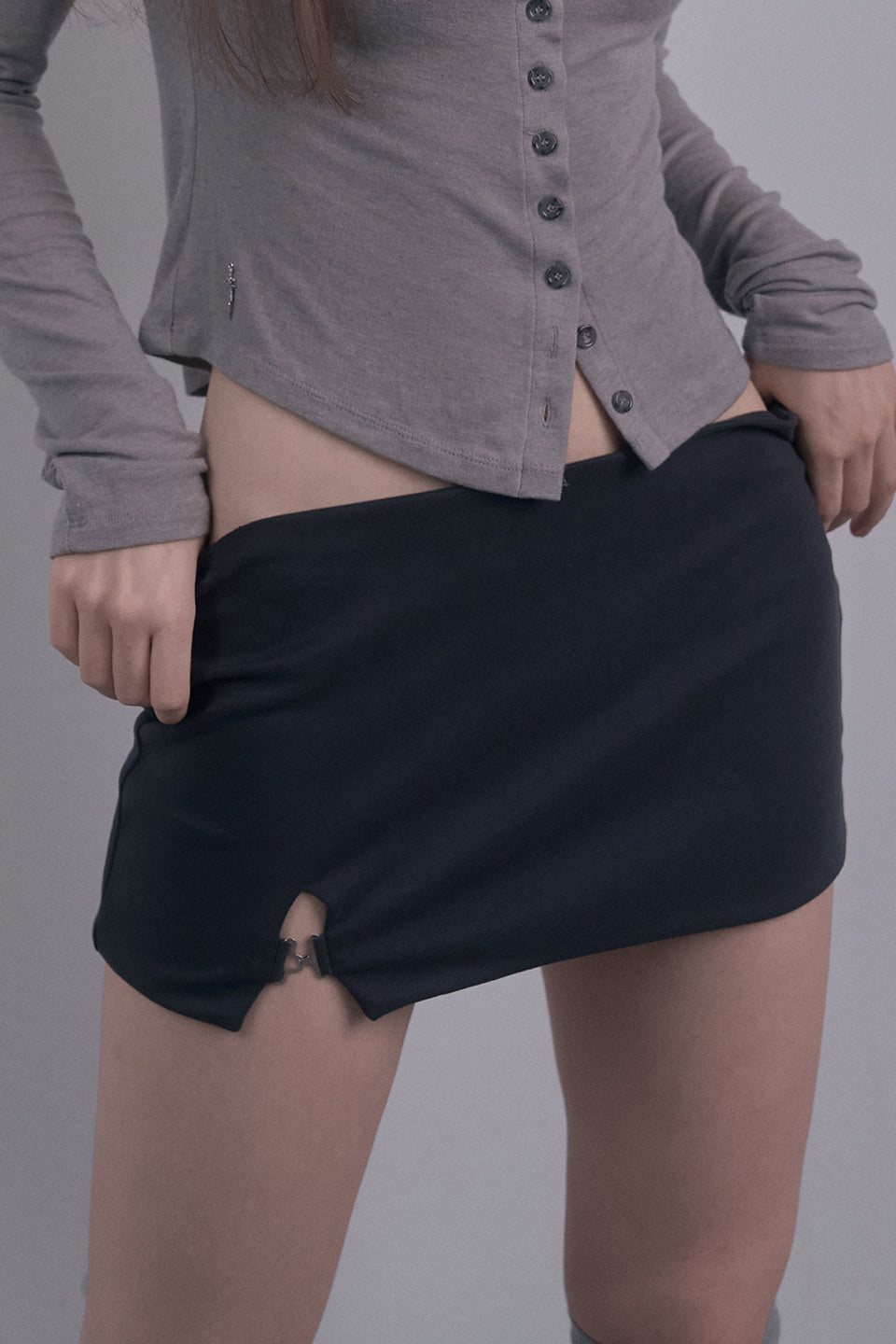 damio-fw-26-low-rise-buckle-mini-skirt-charcoal-charcoal-s