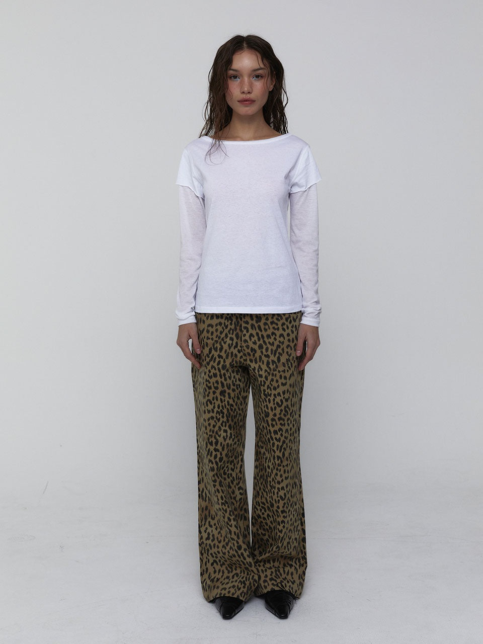 visus-ss-25-(of-my-on-x-visus)-cotton-leopard-pants_beige