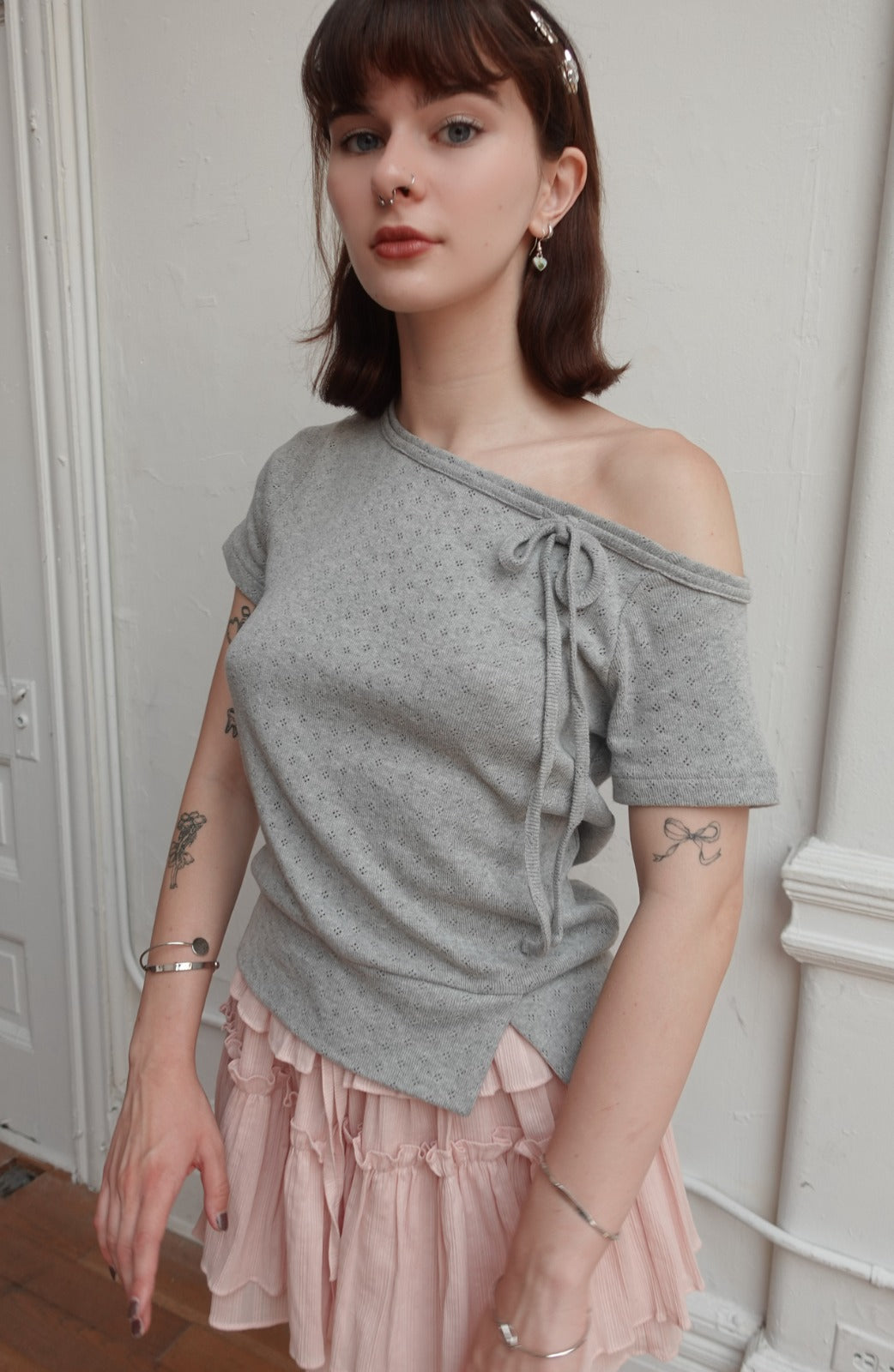 popsiz-ss-25-one-shoulder-ribbon-pullover-gray-gray-s