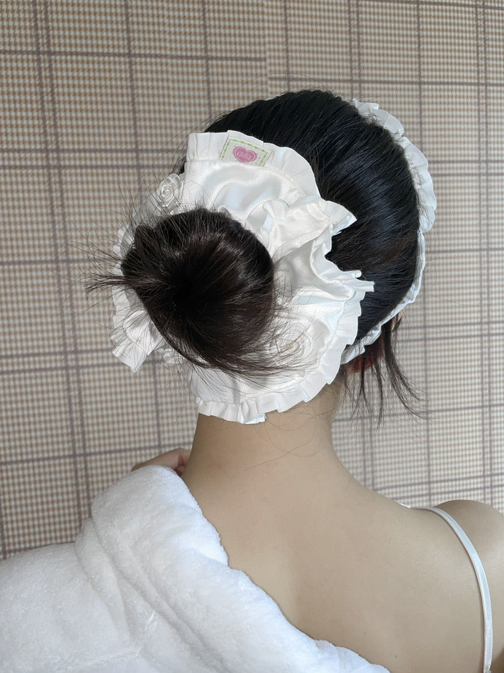 atta-seasonless-winter-rose-scrunchie-(white)