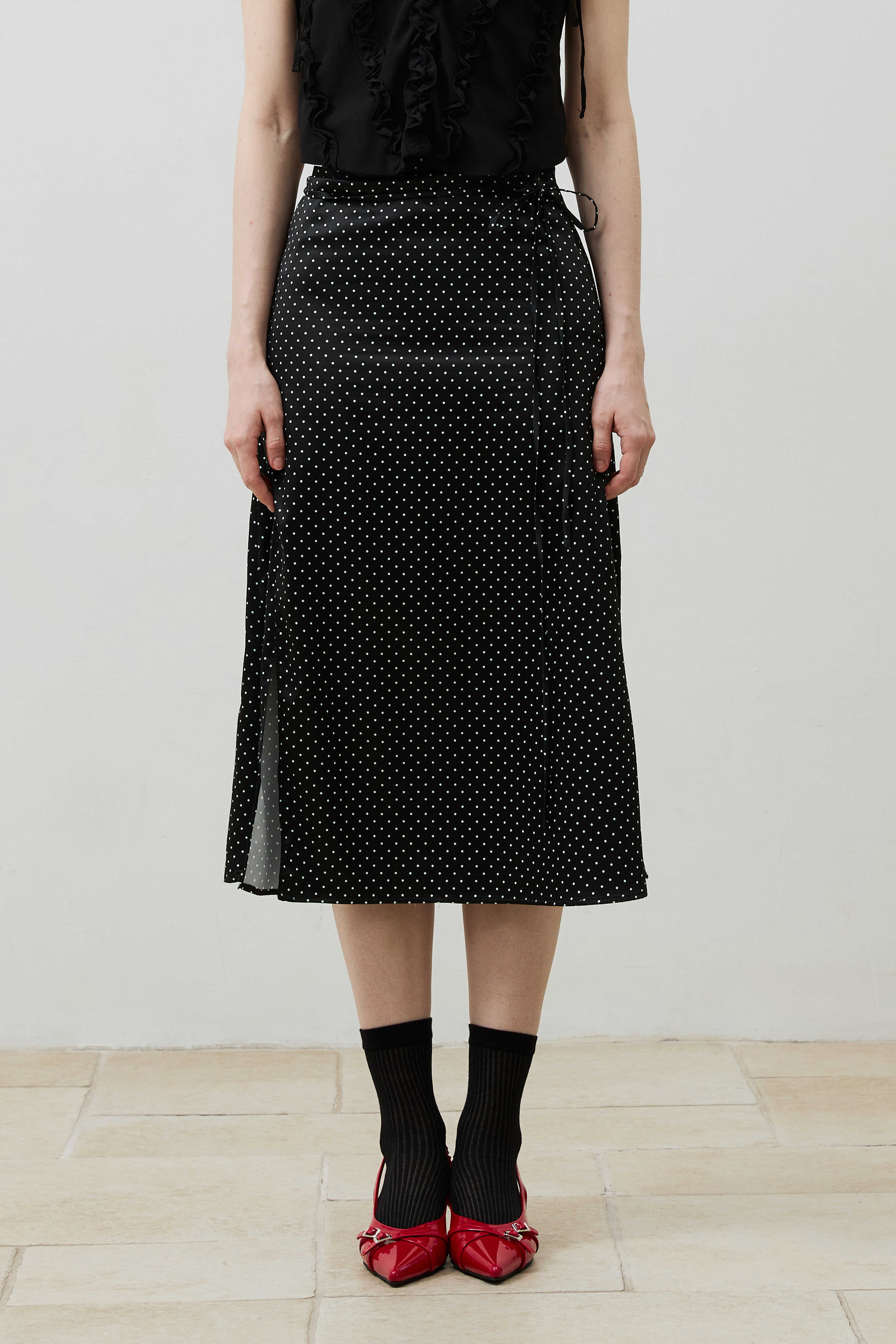 ari-ss-26-tiny-dot-slit-skirt-black-black-s