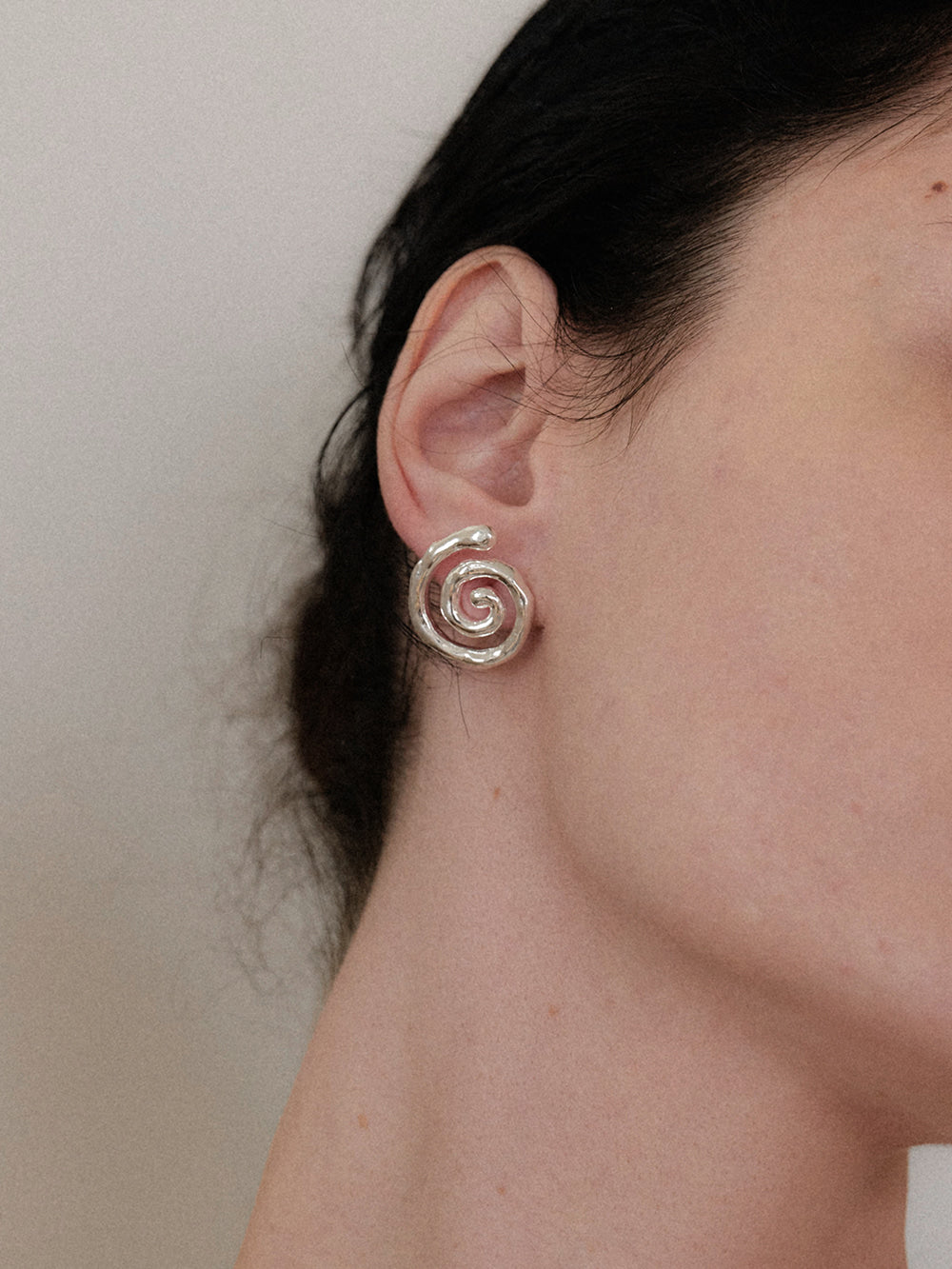 midnight-moment-ss-26-spiral-front-earring-silver-silver-s