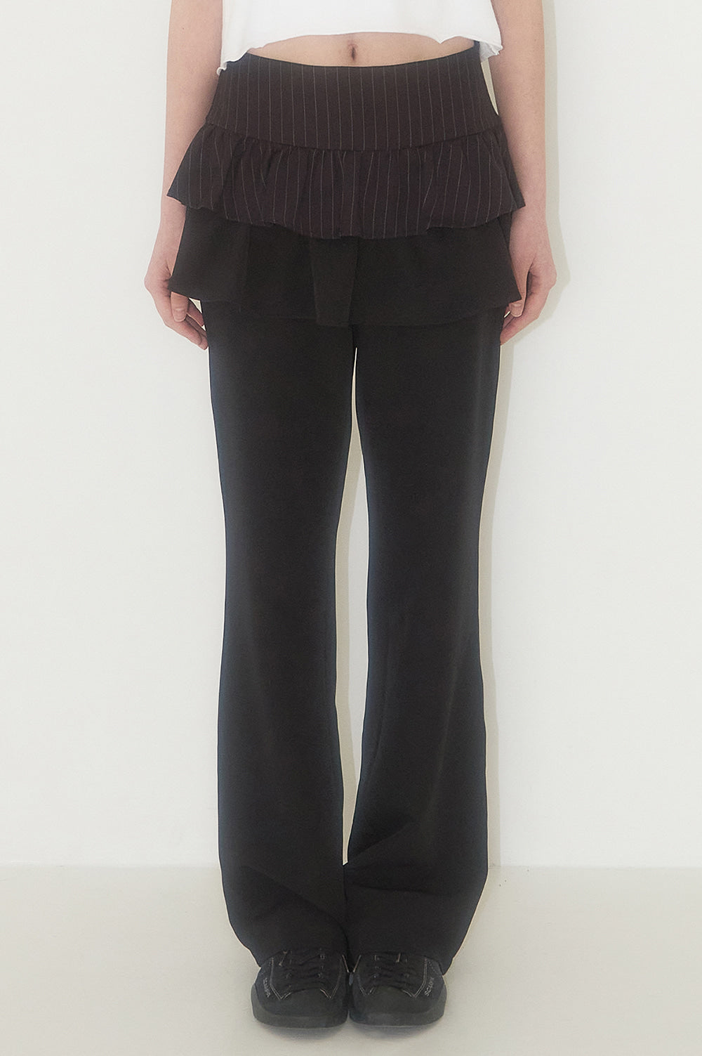 illigo-ss-25-ruffle-contrast-skirt-pants-black