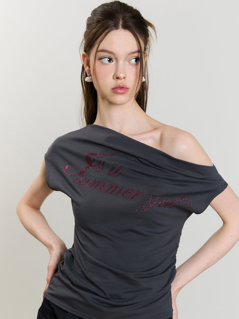 luv-is-true-ss-25-sm-glitter-offshoulder-tee-charcoal-charcoal-s